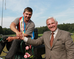 Verbandspräsident Dr. Burkhard Dittmann gratuliert Mario Schildt zum zweifachen Titelgewinn. Foto: Wego