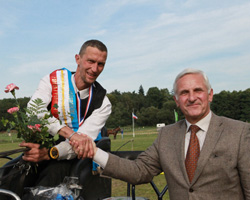 Zur Freude von Dr. Burkhard Dittmann konnte auch Rüdiger Schulz seinen Titel als Landesmeister der Pony-Vierspännerfahrer verteidigen. Foto: Wego