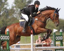 Lisa Rohde reitet mit Lantano von Erfolg zu Erfolg und gewann auch beide L-Springen in Schwarbe. Foto: Jutta Wego