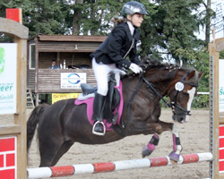 Zoe Bungeroth mit ihrem Welsh-Pony Darvalon Tywysoges.