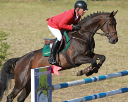 Mit einem rasanten fehlerfreien Ritt im Stechen auf der Stute Cosima gewann der 47-jährige Hauke Luther aus Altenhagen bei Demmin (Sohn des einstigen Derbysiegers von Hamburg, Peter Luther) den Großen Preis von Crivitz. Foto: Jutta Wego
