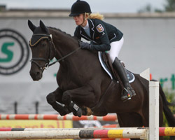 Die 15-jährige Flora Reemtsma aus Groß Walmstorf gewann am Wochenende im westfälischen Ostbevern gegen Olympiakader die 2. Abteilung der Vielseitigkeitsprüfung Klasse L mit 27,4 Strafpunkten auf dem ungarischen Wallach Ikarosz. Foto: Jutta Wego
