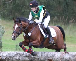 Die 15-jährige Flora Reemtsma aus Groß Walmstorf, die für den RSC Zierow reitet, wurde am Wochenende mit Pamira LK Fünfte bei den Deutschen Meisterschaften der Pony-Vielseitigkeitsreiter in Engersen/SA. Foto: Lohrmann