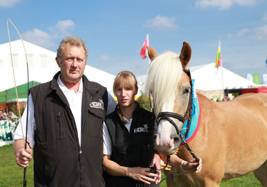 Werner Reimer mit Ehefrau Birgit und seiner Haflingersiegerstute Harmonie (v. Stradino). Foto: Jutta Wego