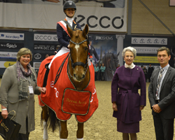 Die Niederländerin Adelinde Cornelissen gewann im dänischen Odense auf Jerich Parzival die erste Welt-Cup Kür der Saison 2012/2013.