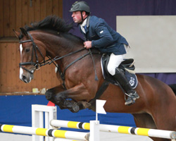 Jörg Möller aus Garlitz gewann auf Sandro Queen das S-Springen in Neu Benthen, das zugleich das letzte dieser Klasse in diesem Jahr in MV ist. Foto: Jutta Wego