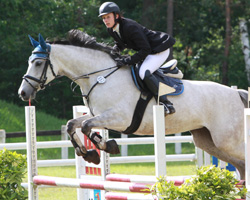 Nicole Resemann aus Spantekow gewann in Pasewalk das Zwei-Phasen-Springen Klasse A auf Livella. Foto: Jutta Wego