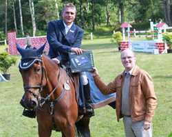 Rene Swierczek auf Leonid bei seinem S-Sieg 2012 in Torgelow, zu dem ihn Torgelows Bürgermeister Ralf Gottschalk gratuliert. Foto: Jutta Wego