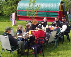 Abendessen und Gesang im Freien ist ein schönes Gruppenerlebnis. mit 