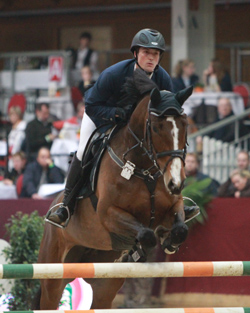 Der Poeler Philipp Makowei sattelte in Leipzig im Einlaufspringen der German Horse Pellets Tour Balouna Windana und wurde Dritter. Foto: Jutta Wego