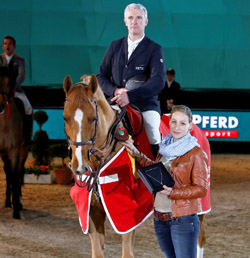 Roger Yves Bost mit Castle Forbes Cosma. Es gratuliert Ulrike Steeb (EN GARDE Marketing). Foto: Hellmann