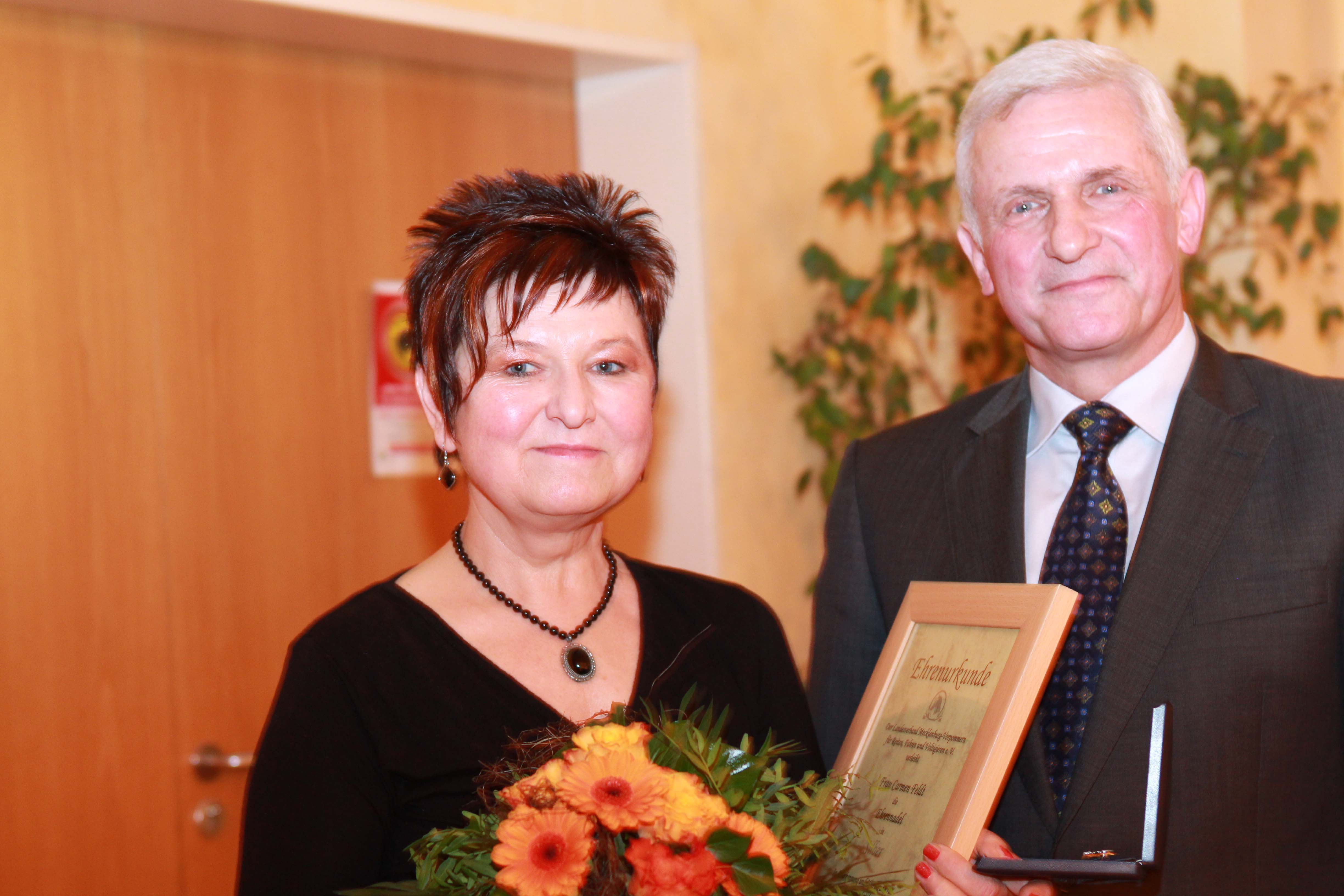 Verbandspräsident Dr. Burkhard Dittmann überreichte Carmen Feldt die Ehrennadel des Pferdesportverbandes in Silber. Foto: Jutta Wego
