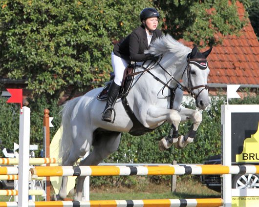 Susanna Margaretha Leibold (Hofgut Redentiner Mühle) gewann das Stilspringen Klass A im U16 Talente-Cup von Neustadt-Dosse (hier mit Dublin Dell‘ Aremac. Foto: Jutta Wego