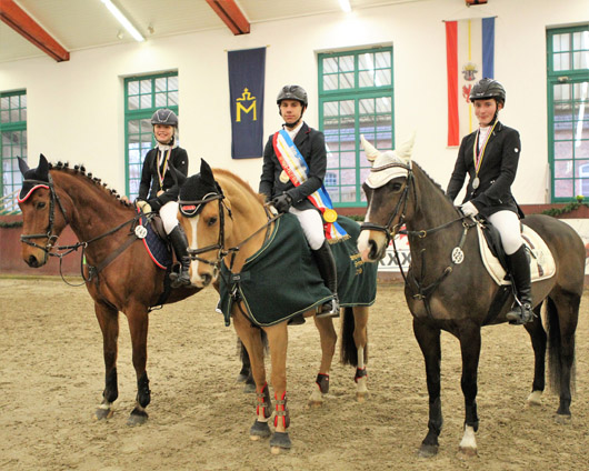 Medaillengewinner der Ponyreiter: v.l. Emma Wiktor, Paul Ricker, Tamina Goppelt. Foto: Jutta Wego