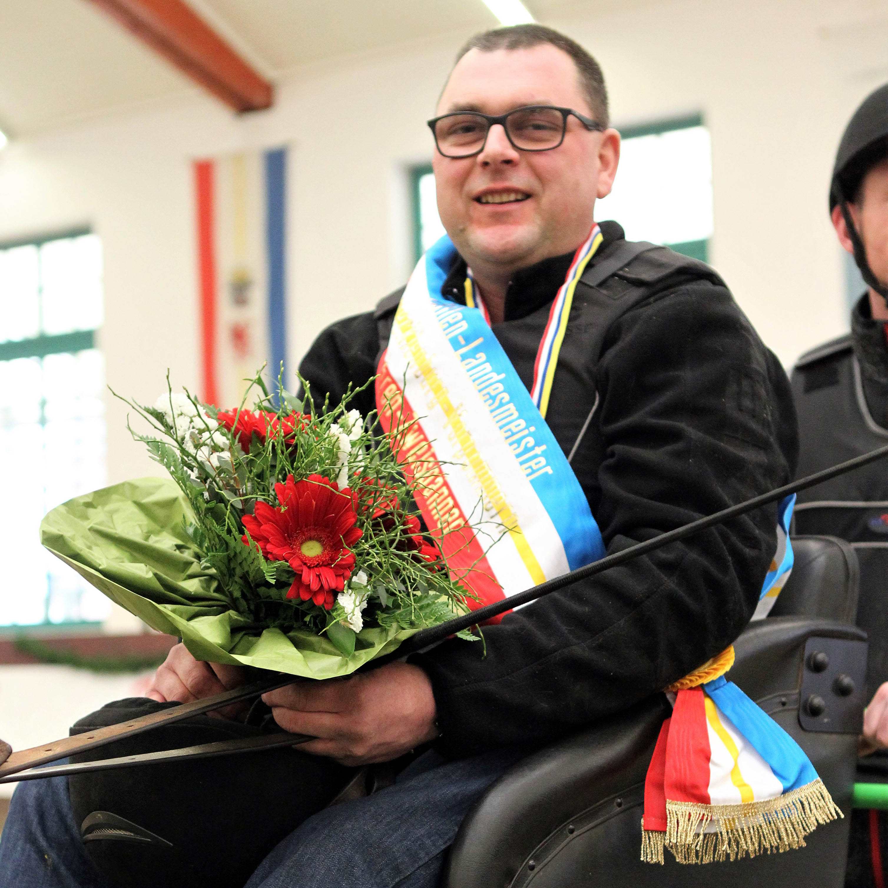40 Jahre ist Mathias Engelhard aus Siggelkow, der führ Kladrum fährt und sich mit Alena und Ronja den Prüfungssieg und die Meisterschaft bei den Pferde-Zweispännern sicherte. Foto: Jutta Wego