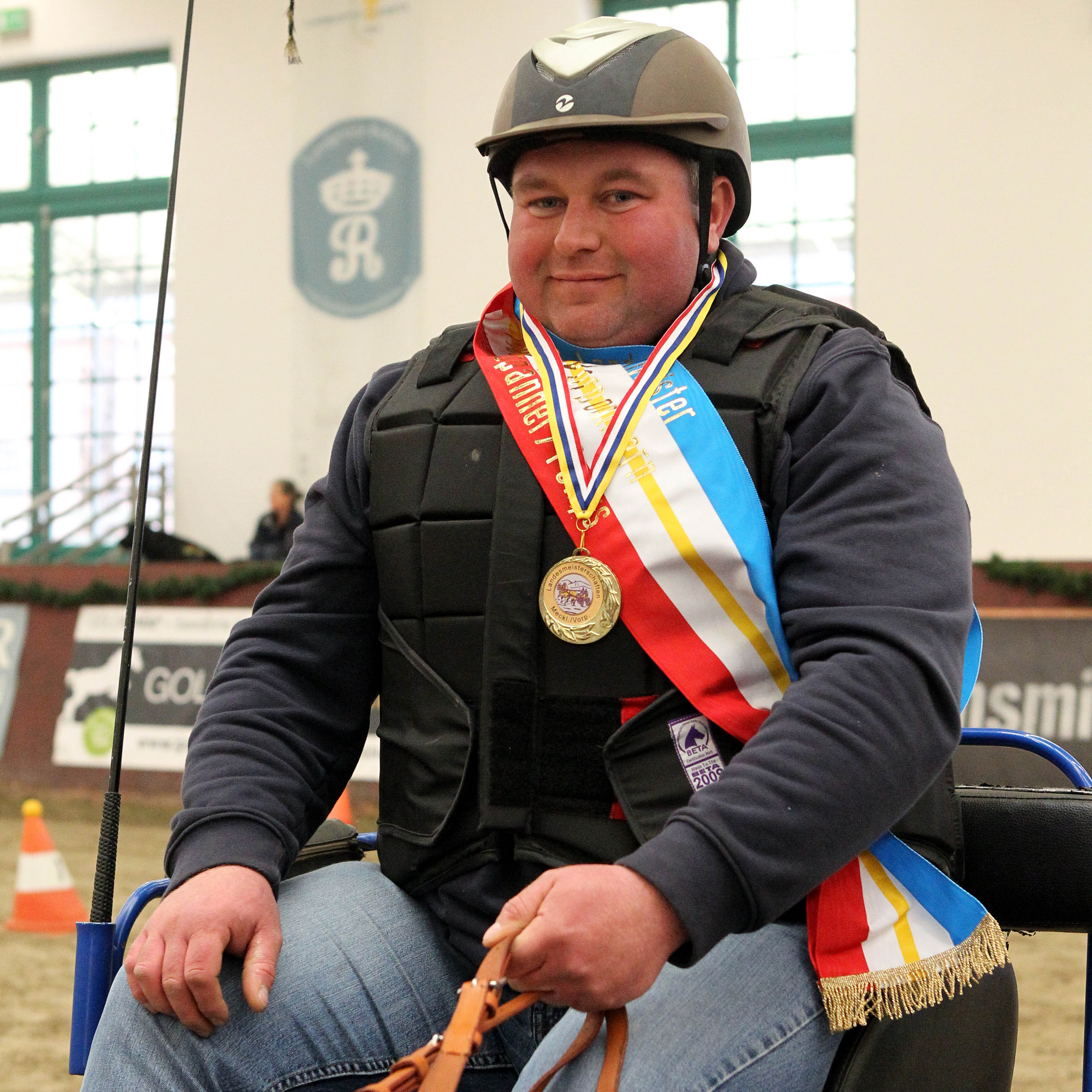 Erstmals nahm der 32-jährige Mathias Stump (Wusterhusen) an der Meisterschaft teil und wurde mit dem 2. Platz in der Prüfung und den Ponys Kassiopeia und Kir Royal vom Gothensee auf Anhieb Landesmeister. Foto: Jutta Wego