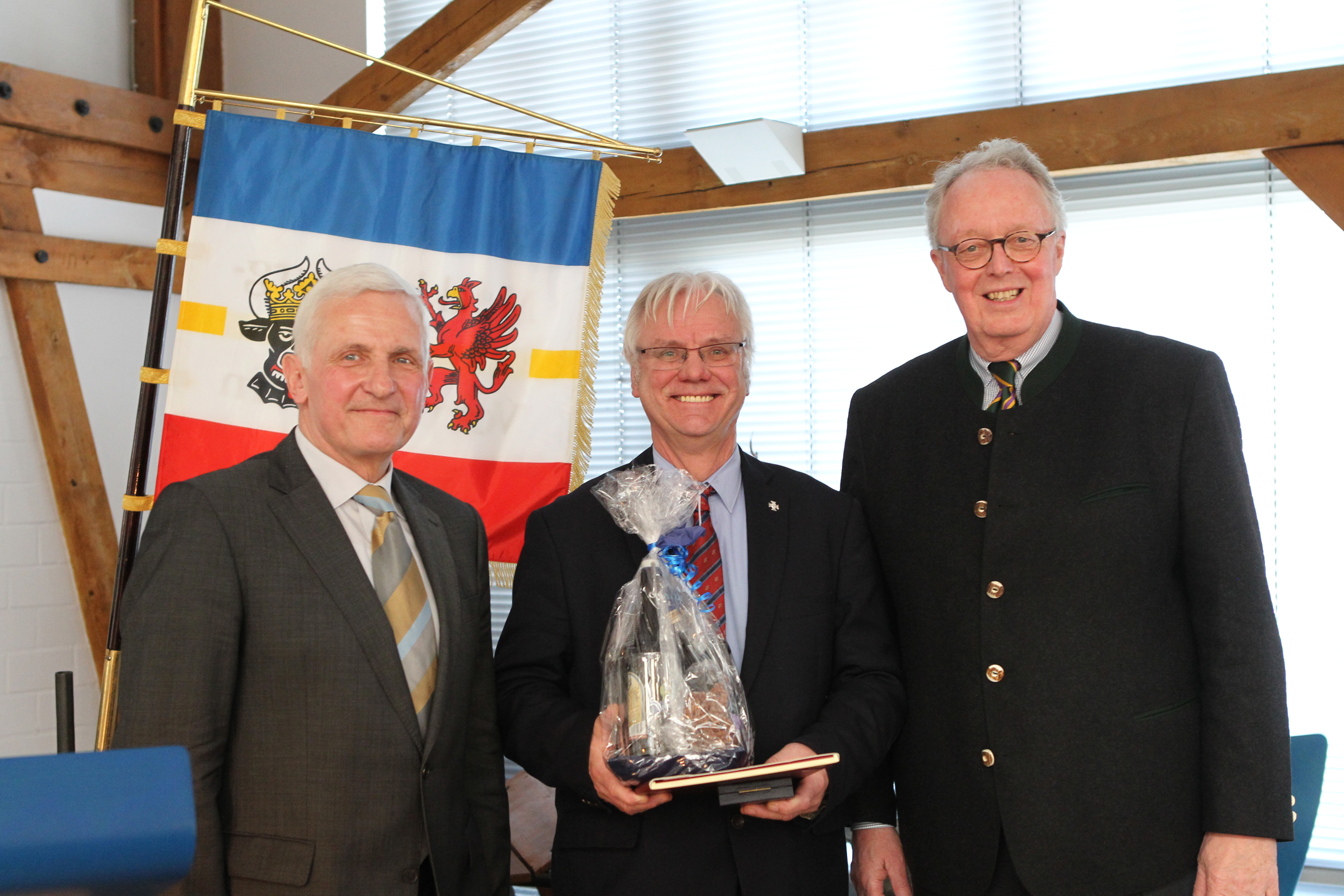 Verleihung des Silbernen Deutschen Reiterkreuz für Hans-Joachim Begall v.l.n.r.: Dr. Burkhard Dittmann, Präsident Landesverband MV, Hans-Joachim Begall, Dieter Medow, Präsidium der Deutschen Reiterlichen Vereinigung. Foto: Jutta Wego