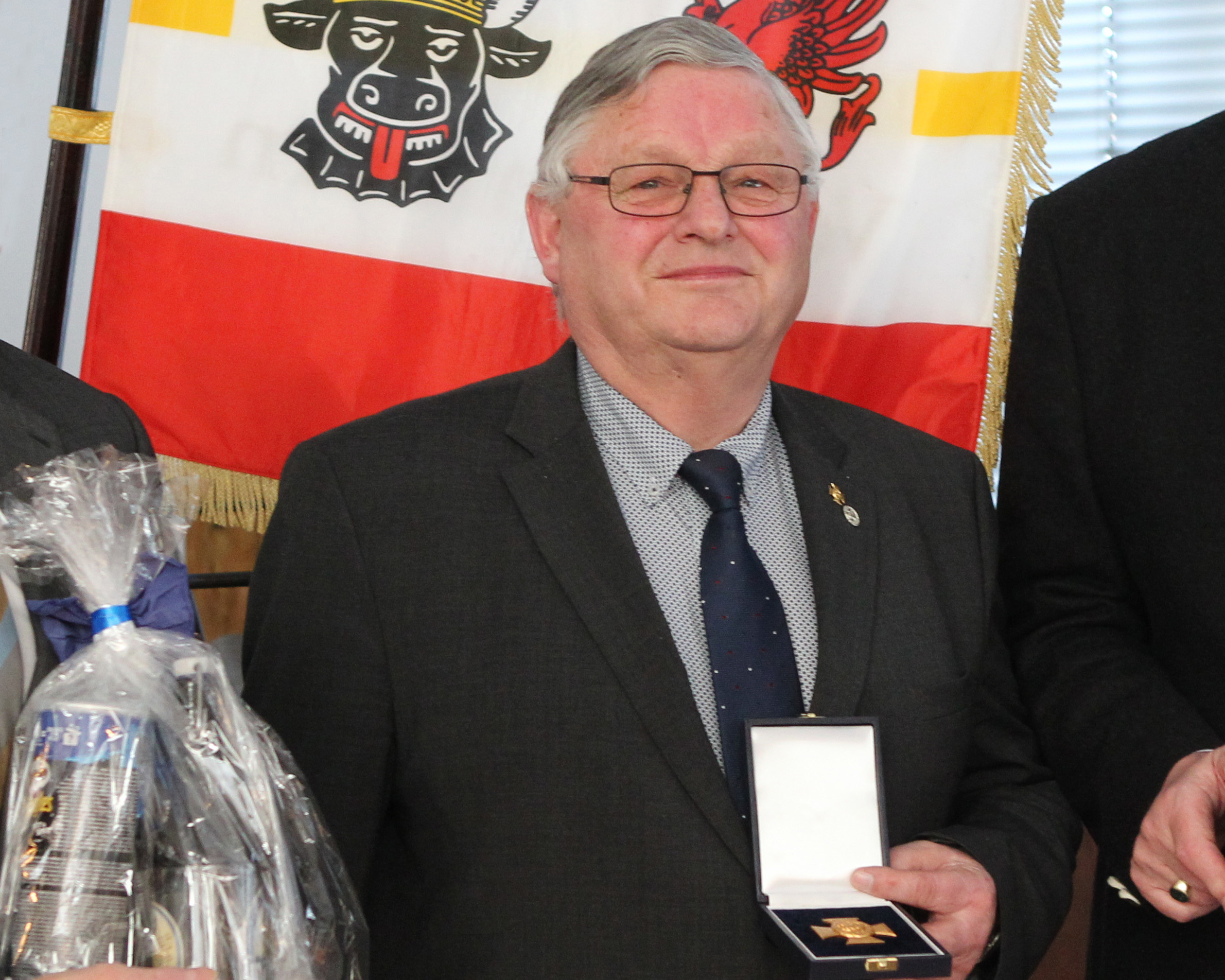 Der 71-jährige Franz Wego erhielt am 30. März bei der Mitgliederversammlung des Pferdesportverbandes aus der Hand von FN-Vizepräsident Dieter Medow das "Deutsche Reiterkreuz in Gold". Foto: Jutta Wego