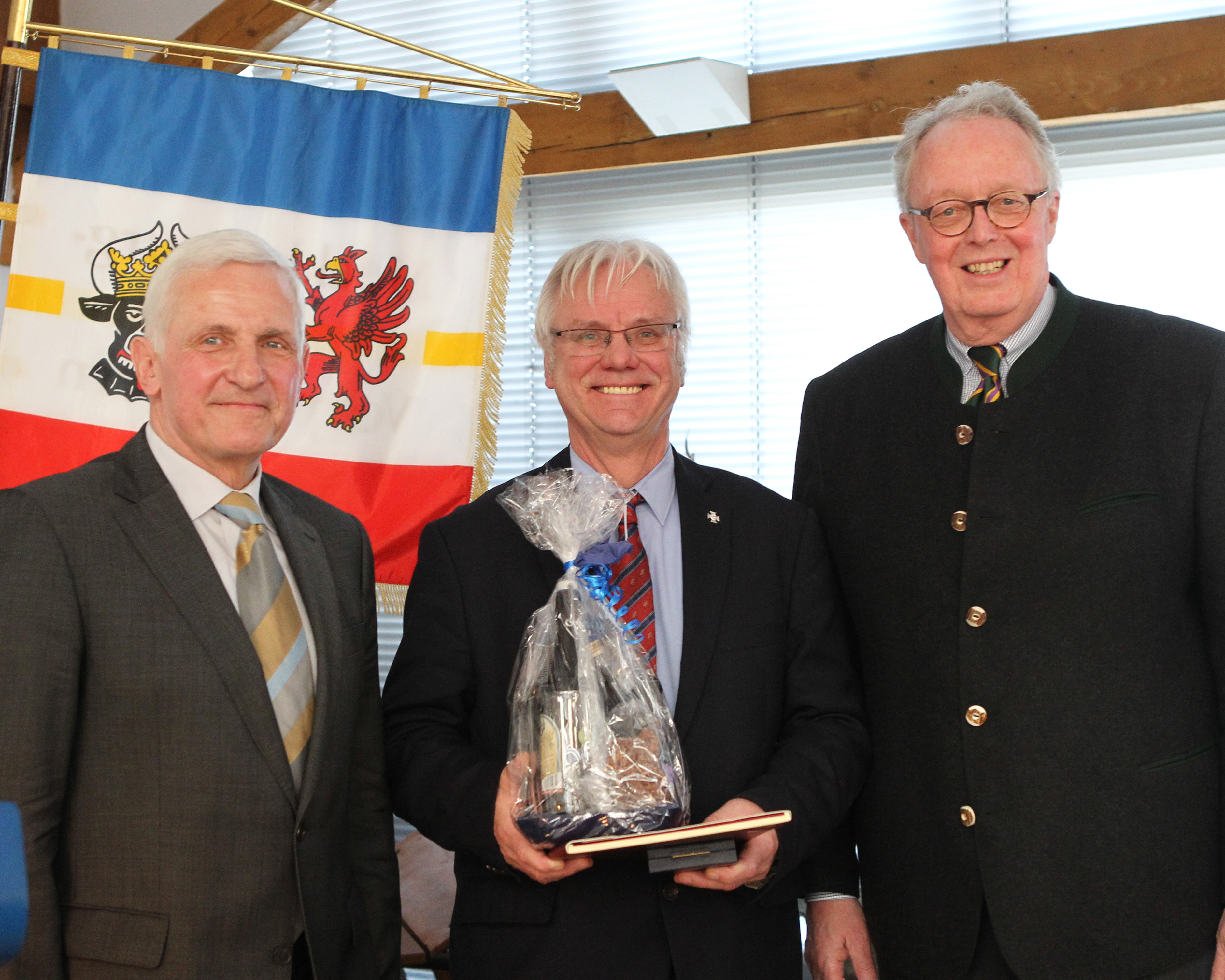 FN-Vizepräsident Dieter Medow (r.) und MV-Verbandspräsident Dr. Burkhard Dittmann haben Hans-Joachim Begall am 30. März in Güstrow zur Auszeichnung mit dem Deutschen Reiterkreuz in Silber gratuliert. Foto: Jutta Wego