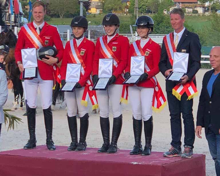 Das Deutsche Siegerteam im Nationenpreis der jungen Reiter in Lamprechtshausen (2. v.l. Christin Wascher). Foto: privat