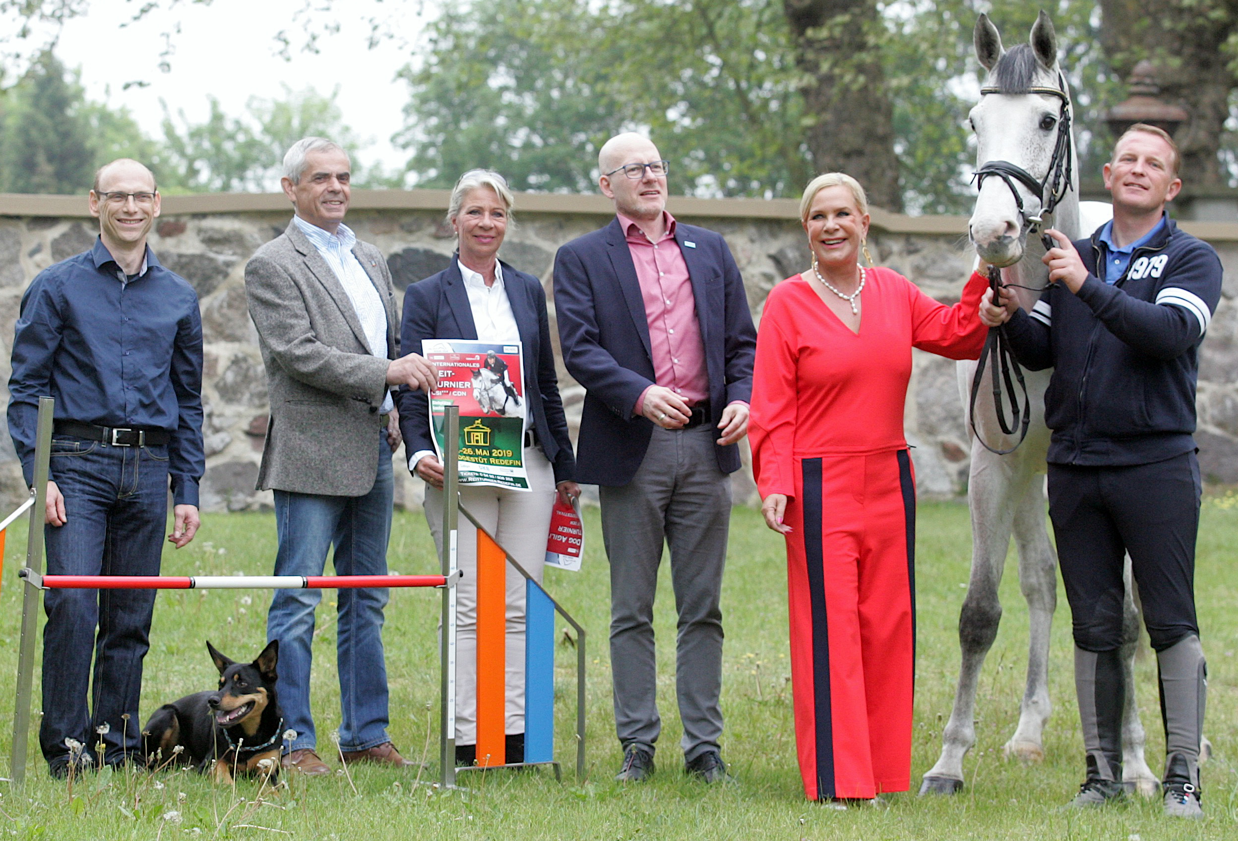 Fototermin mit Hund und Pferd in Wendorf - das Pferdefestival Redefin mit Dog-Agility-Turnier startet am 24. Mai. Darauf freuen sich v.l. Jörg Thenert (Dog-Agility), Rolf Günther, Bettina Schockemöhle (Pferdefestival), Peter Kranz (Landesmarketing MV), Monika Chistée, und Springreiter Thomas Kleis. Hund Scout und die Stute Donna Lüttchen sahen es gelassen. (Foto: Martina Brüske)