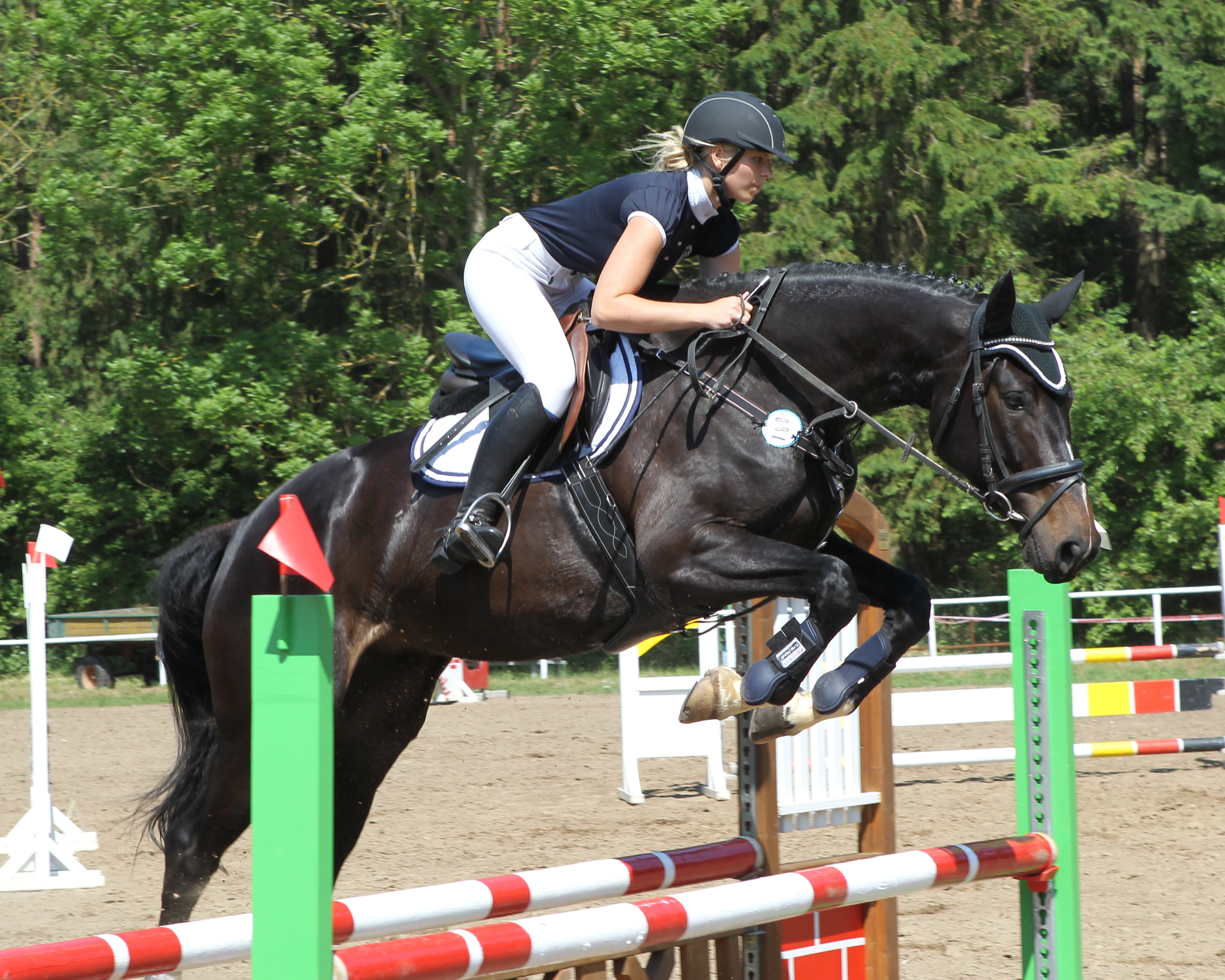 Große Chancen auf den Kreismeistertitel der Ü22 Reiter hat nach den Ergebnissen der letzten Zeit die 26-jährige Paulin Gramenz aus Dubnitz (hier mit Greta auf dem Poseritzer Platz). Foto: Jutta Wego