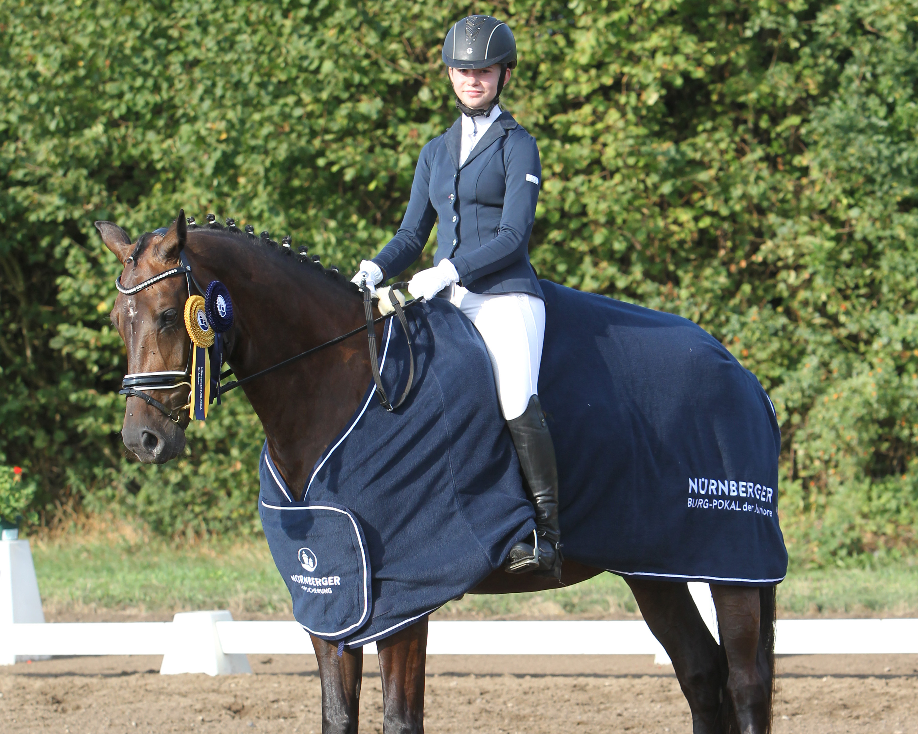 Die erst 14-jährige Carolina Romanowski hat in Dummerstorf mit Donnerfee die M-Dressur und die L-Dressur zur Qualifikation zum Nürnberger Burg-Pokal der Junioren gewonnen. Foto: Jutta Wego