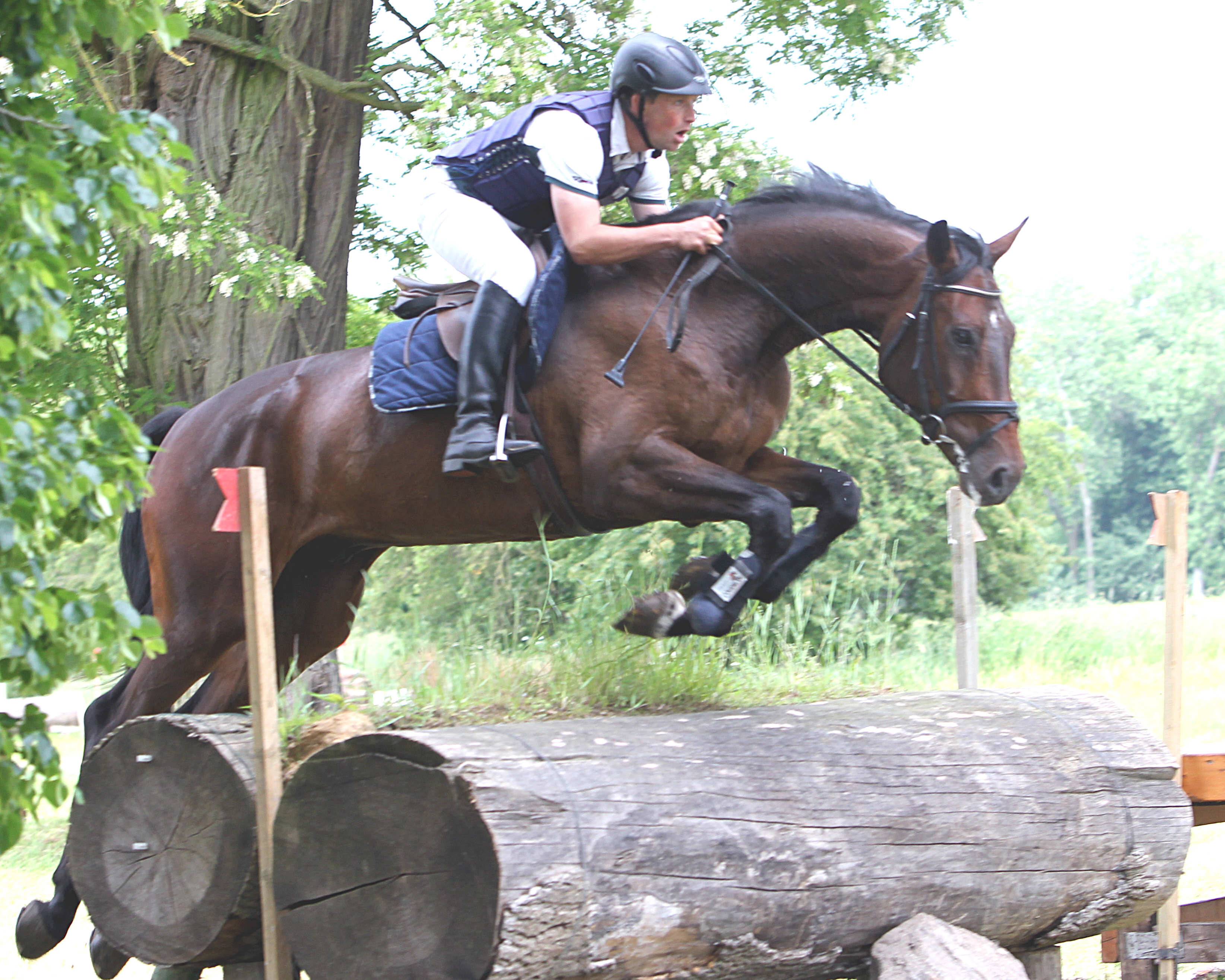 Der 45-jährige Andreas Brandt aus Neuendorf, im vorigen Jahr mit Gemmy K Landesmeister bei den Ü40 Reitern, ist mit seinem gesamten Turnier-Equipment einer der bedeutendsten Förderer des Vielseitigkeitsturniers in Hohen Luckow. Foto: Jutta Wego