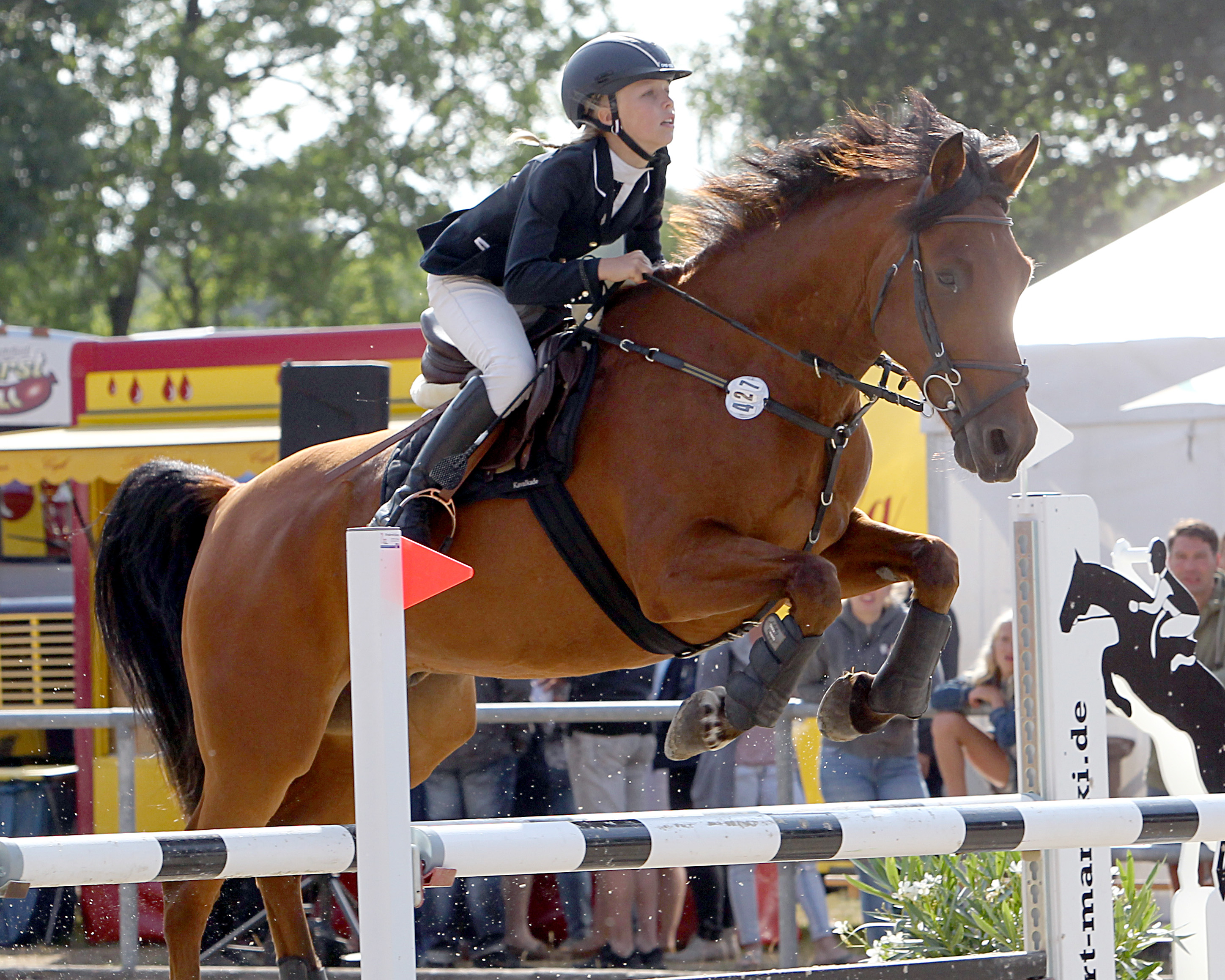 Zu den hoffnungsvollen Nachwuchstalenten im Springsattel gehört Emma Wiktor, die 2018 schon mit 9 Jahren auf Darwin Pony-Landesmeisterin wurde und in diesem Jahr schon auf 16 Erfolge verweisen kann (der jüngste war zu Pfingsten ein 2. Platz im L-Springen gegen Konkurrenz aus allen Altersklassen). Sie wird von ihrer Oma Margitta Wiktor auf deren Pferdehof in Zubzow bei Trent/Rügen trainiert und hat in ihren 28-jährigen Bruder Paul Wiktor ein Vorbild, der 2018 in S-Klasse zum zweiten Mal Landesmeister wurde. Foto: Jutta Wego