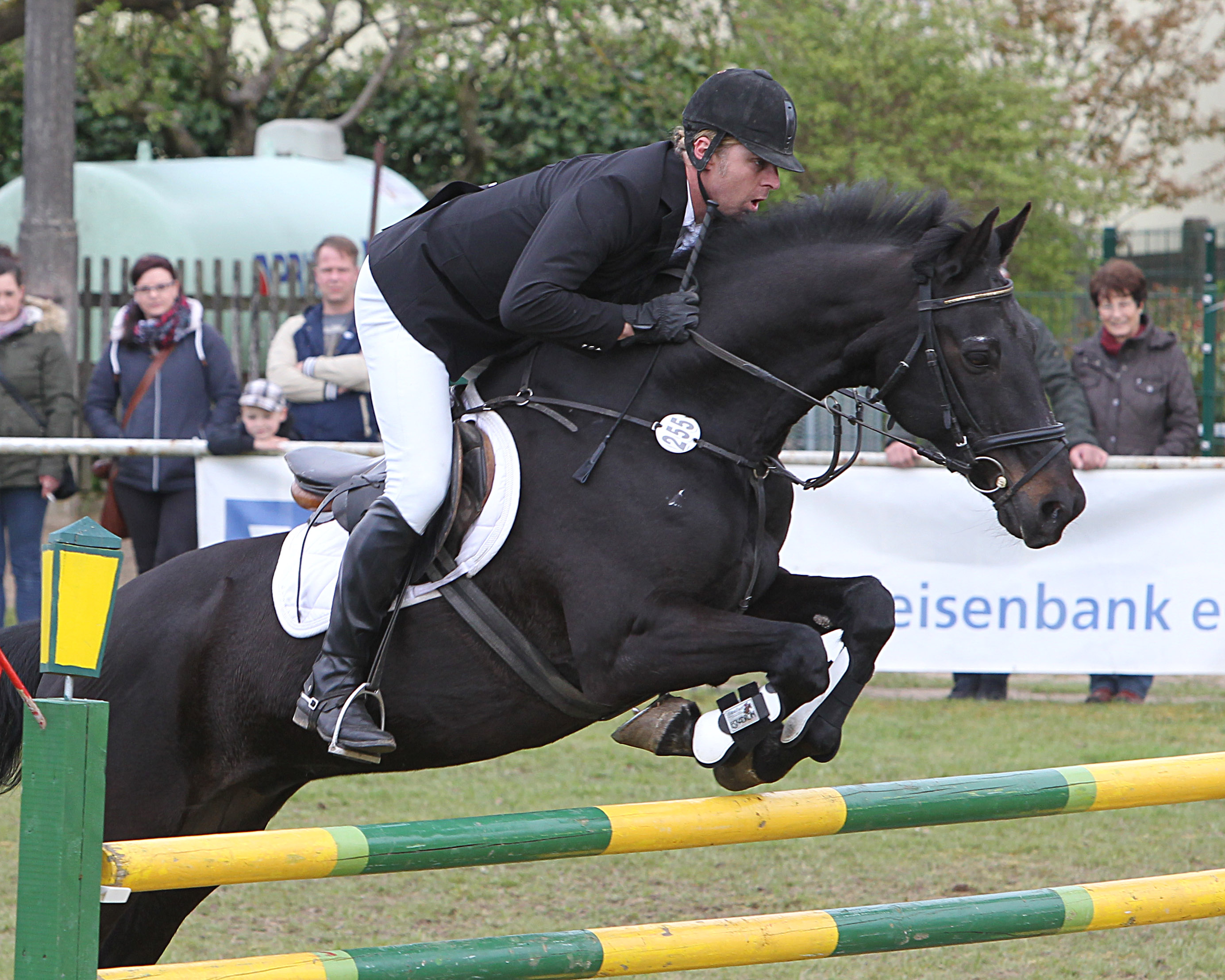 Die Wertungsprüfung zum Spring-Cup des Kreisreiterbundes Vorpommern-Rügen gewann Daniel Grawe (Wöpkendorf) mit Lister. Foto: Jutta Wego
