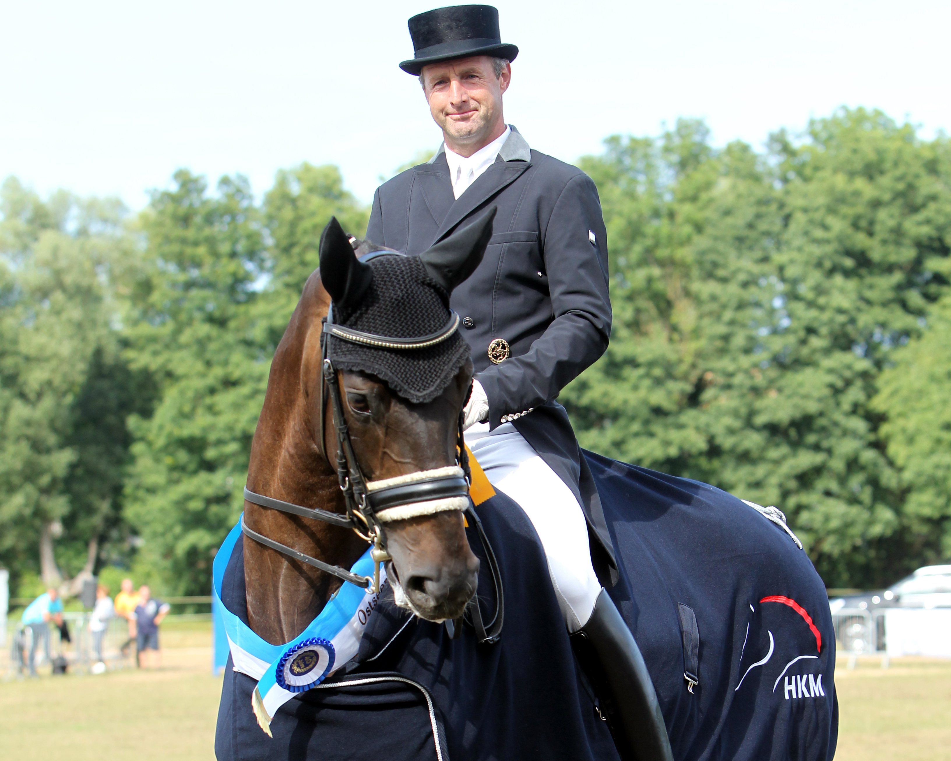 Der 54-jährige Ronald Lüders, 13-facher Landesmeister, ist das sportliche Aushängeschild des Reitvereins Güstrow. Das Foto zeigt ihn bei der Siegerehrung seines letzten S-Sieges am 4. August in Wittenbeck mit Royal Rubiniro. Foto: Jutta Wego