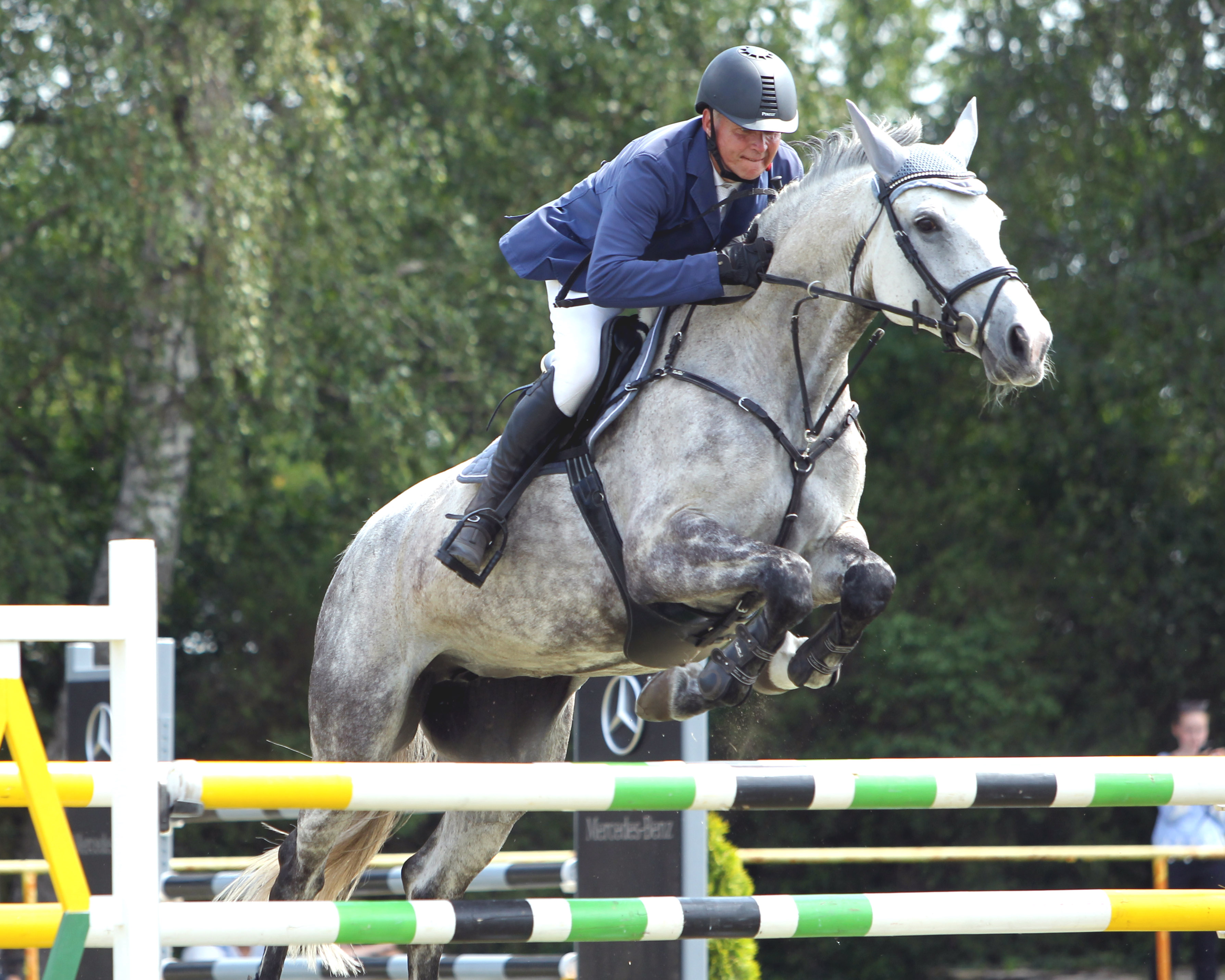 Für den gastgebenden RFV Crivitz reitet der 50-jährige Silvio Stövhase, der in diesem Jahr schon 30 Turniererfolge in den Klassen L und M aufweist. Elf davon auf Clarima B. Foto: Jutta Wego