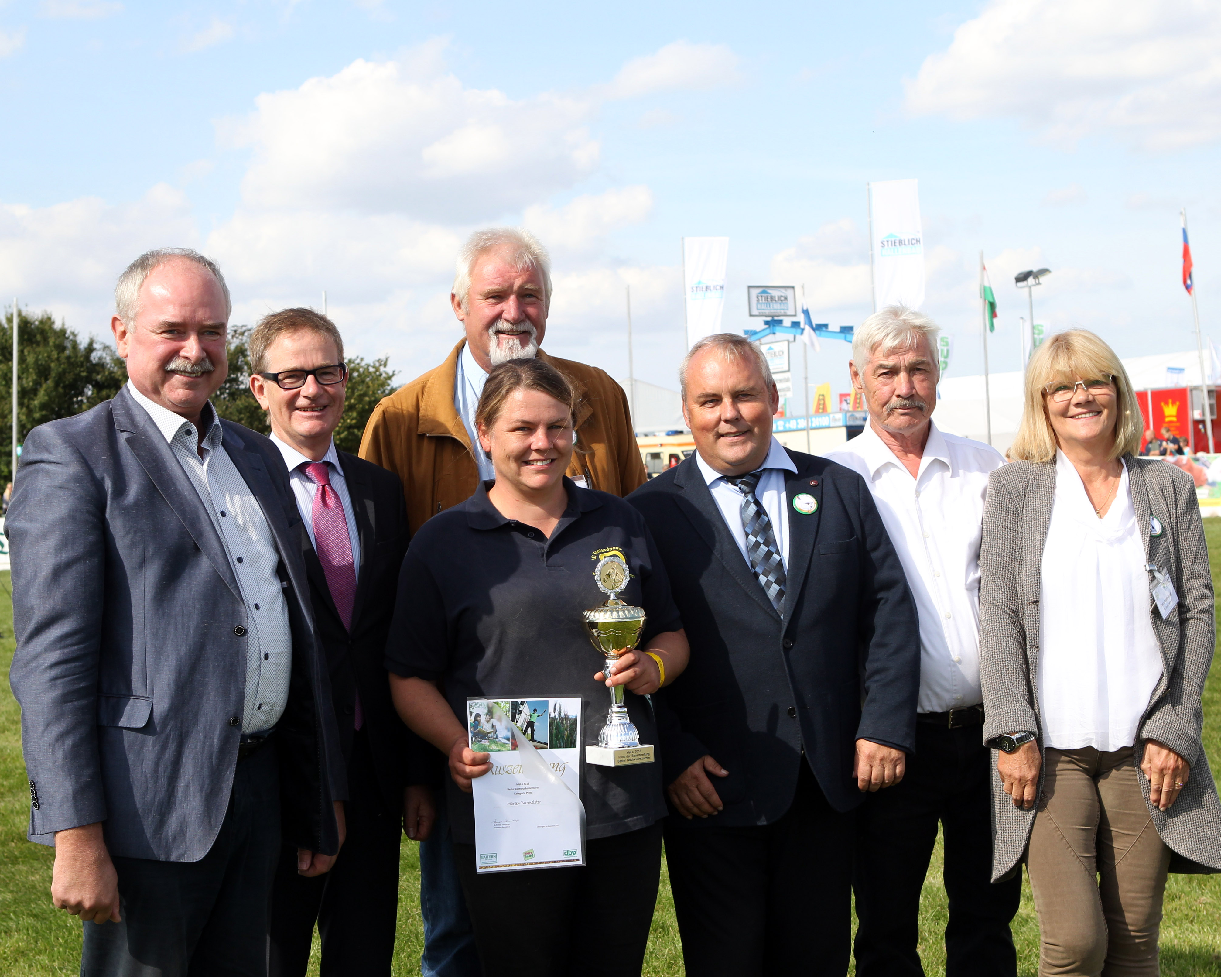 Der Verlag der die Bauernzeitung herausgibt zeichnet jedes Jahr die beste Nachwuchszüchterin aus. 2018 erhielt Mareen Burmeister den Pokal aus der Hand von Gerd Rinas (l.) dem Redakteur der MV-Seiten in der Bauernzeitung. Foto: Jutta Wego