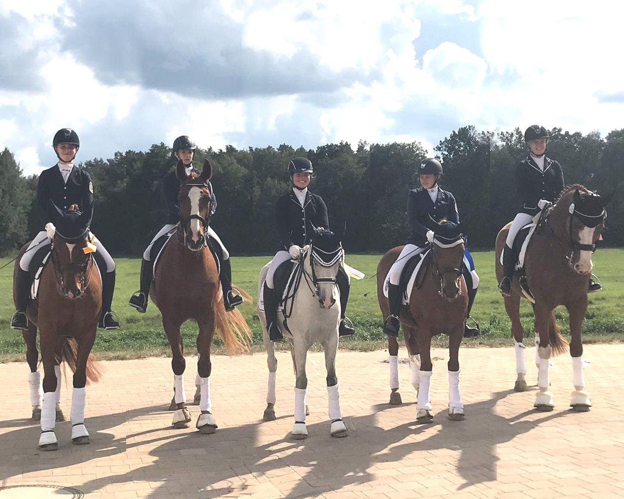 Die Platzierten der Dresasur-Chance 2019 in Redefin: v.l. Antonia Elisa Kurp, Carolina Romanowski , Letizia Brandt, Juliane Scheibler, Lena Riekhof. Foto: privat