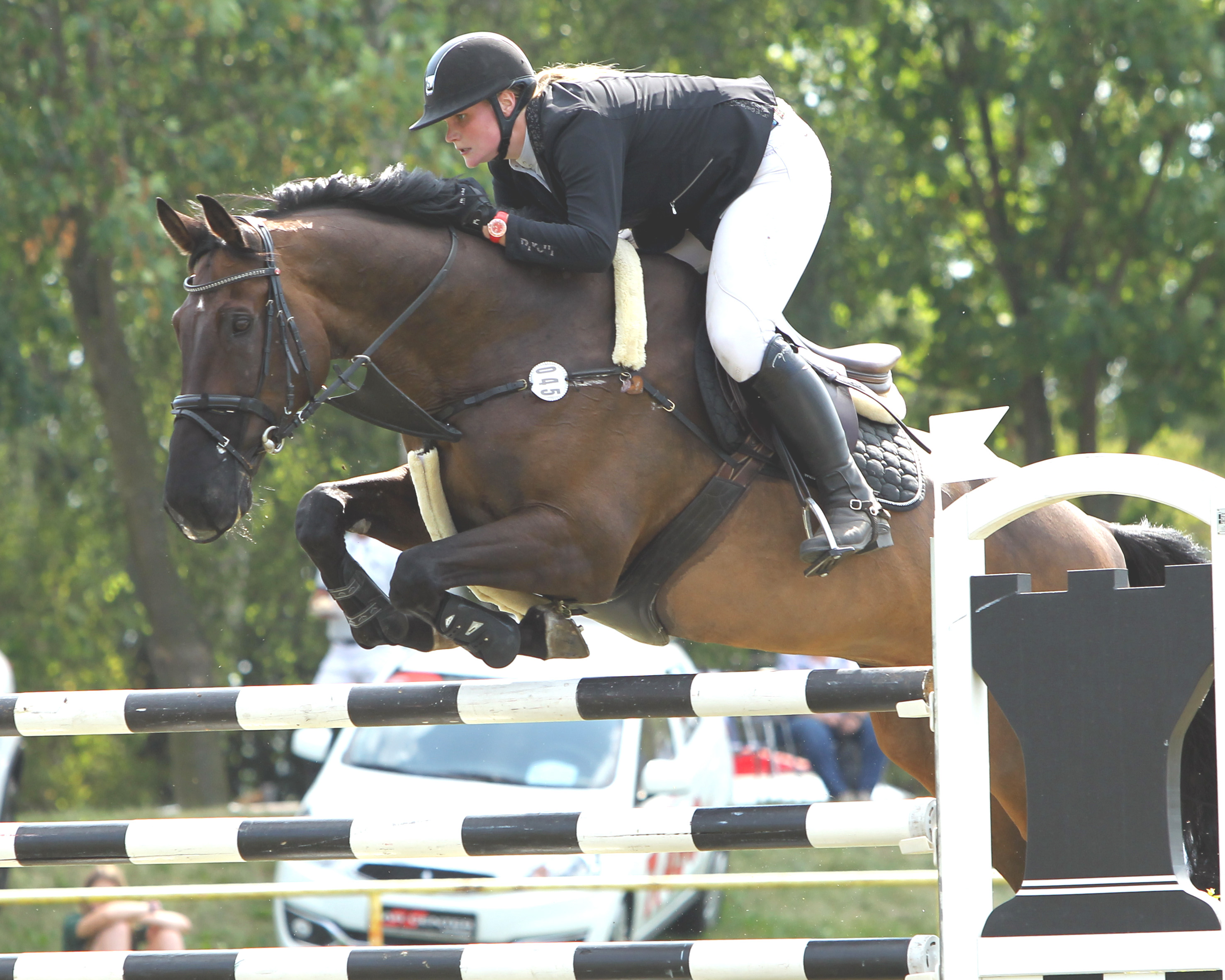 Mit ihrem 16-jährigen Caiser Cash wurde die 24-jährige Justine Reemtsma in Havekost Sechste im Amateur-Championat. Foto: Jutta Wego