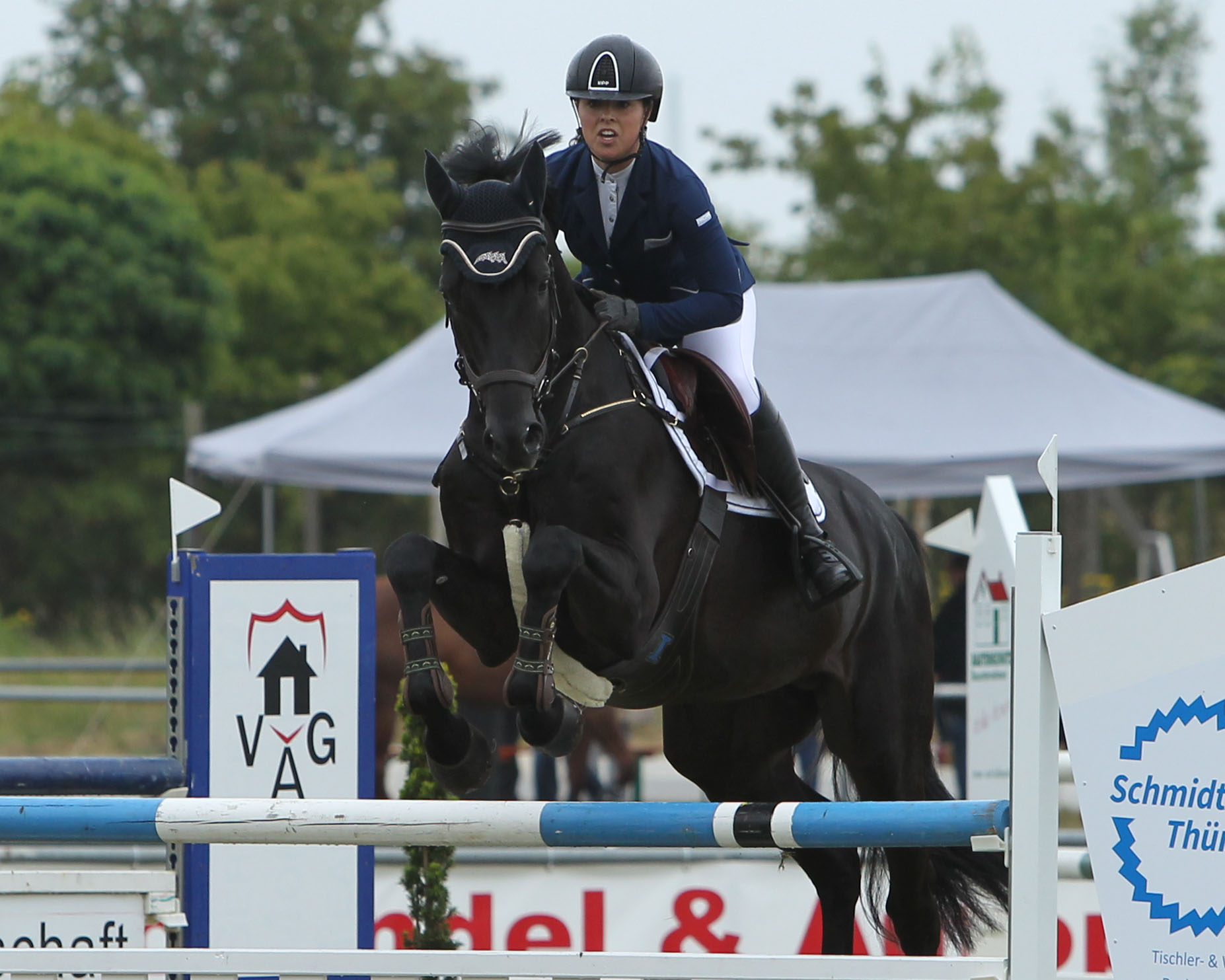 Die 20-jährige Sofia Schmid, Bereiterin bei Friedrich-Wilhelm Biemann in Minzow bei Bütow, hat mit Diabo B das M-Stilspringen zur Qualifikation für den Eggersmann-Junior-Cup gewonnen. Foto: Jutta Wego