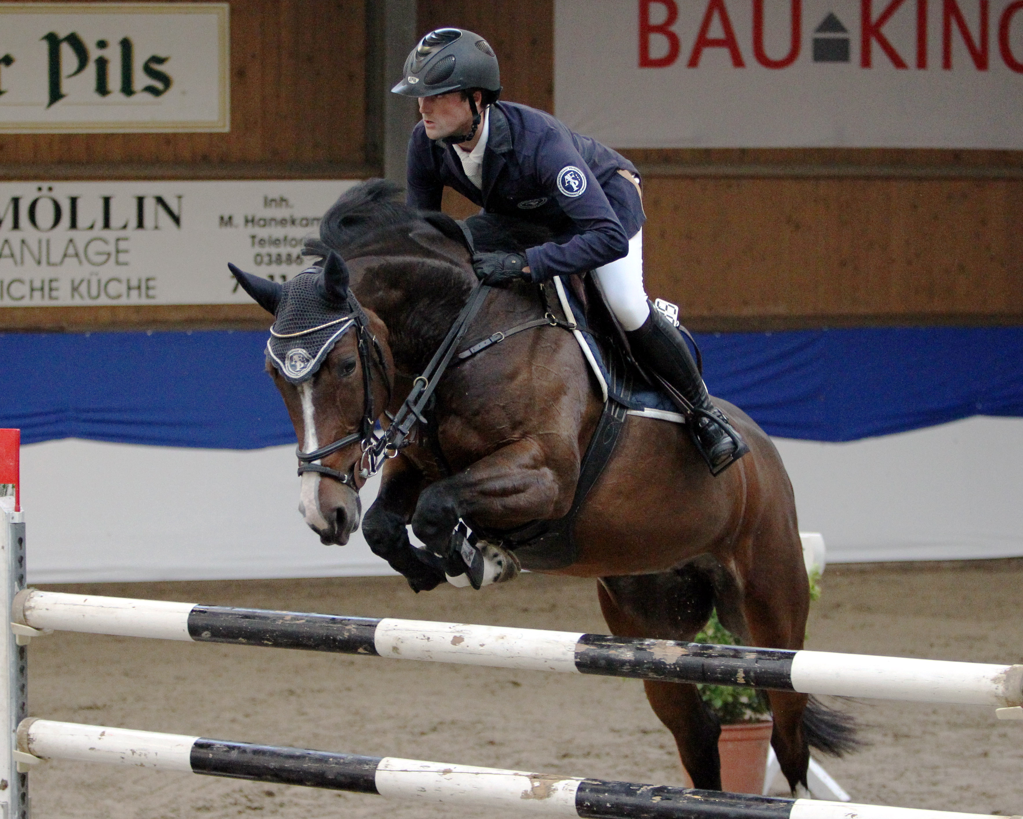 Philipp, der 29-jährige Juniorchef des Hauses Makowei gehört zu den Top-Tenn Springreitern in MV. Vor heimischer Kulisse wird er mit Balouna Windana, seinem aktuell erfolgreichsten Pferd, im Großen Preis an den Start gehen. Foto: Jutta Wego