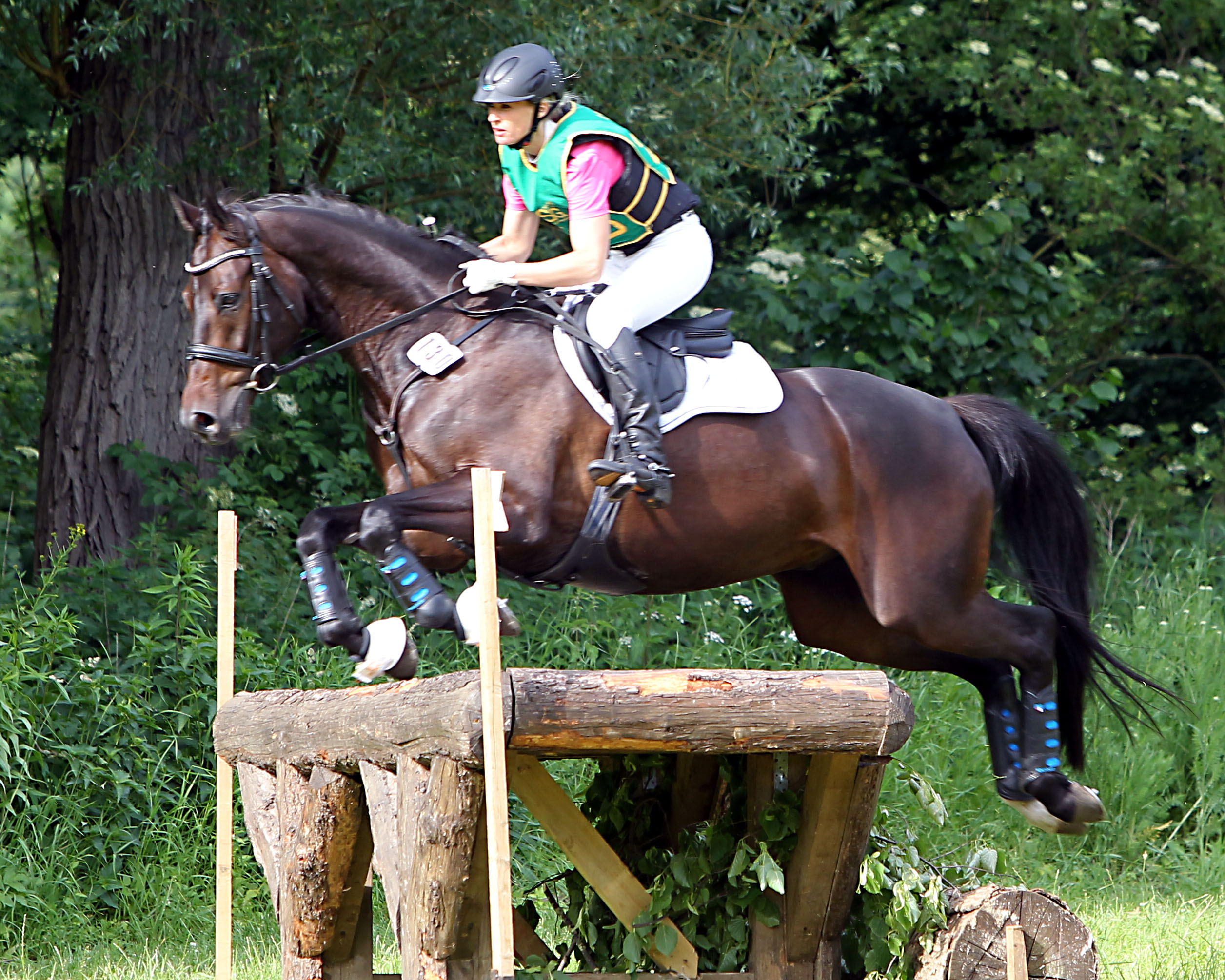 Die 32-jährige Katharina Frahm aus Dummerstorf kam am Wochenende in Mechtersen (Niedersachsen) mit einem Sieg in der Vielseitigkeitsprüfung Klasse L auf Liberty and Independence zum bisher größten Erfolg ihrer sportlichen Karriere. Foto: Jutta Wego