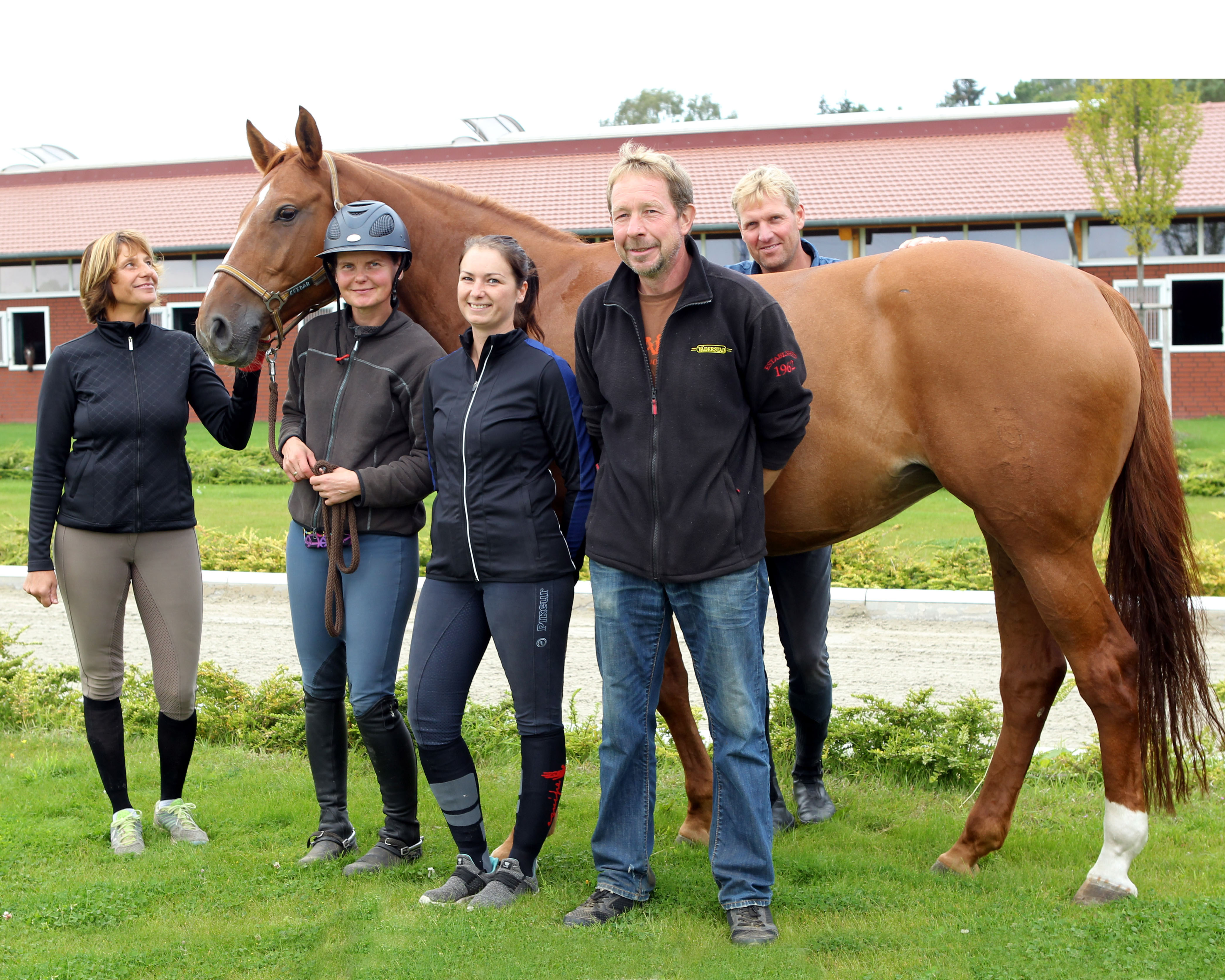 Das Team das wir bei unserem Besuch der "Pferde Osterberg GmbH" antrafen: v.l. die Chefin Sonja Osterberg, die 10-jährige Stute Ceedah v. Chap (Züchter Lothar Guse, Besitzer Hans Josef Orth), aktuell erfolgreichstes Pferd von Bereiterin Kati Lekander die daneben steht, Anika Elgert (Mitarbeiterin und Bereiterin von André Thieme), Robert Widmann (Ehemann von Kati Lekander) und Nationenpreisreiter André Thieme. Foto: Jutta Wego