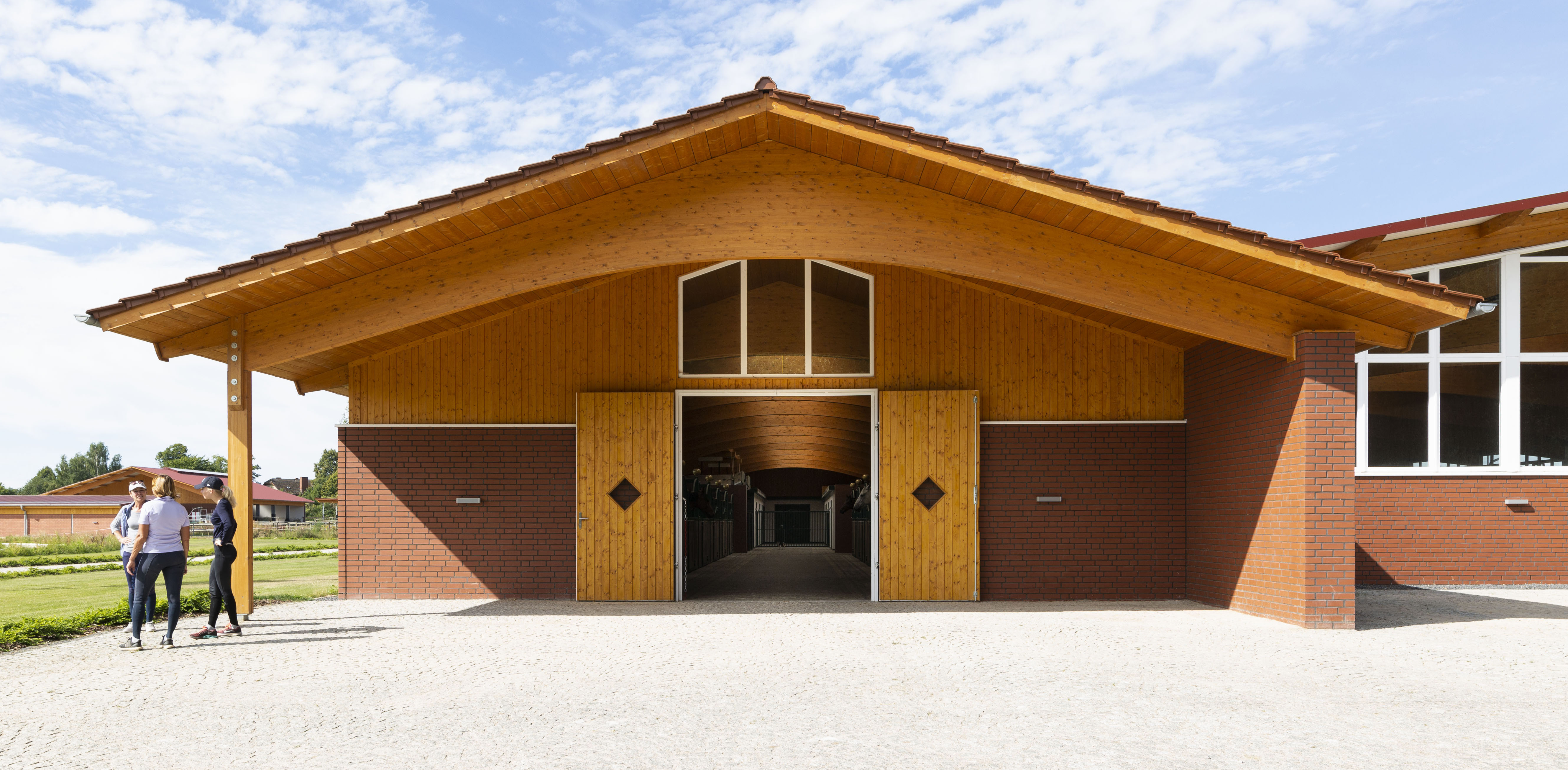 Stalltrakt an der Halle von außen. Foto: Chantal Wolf