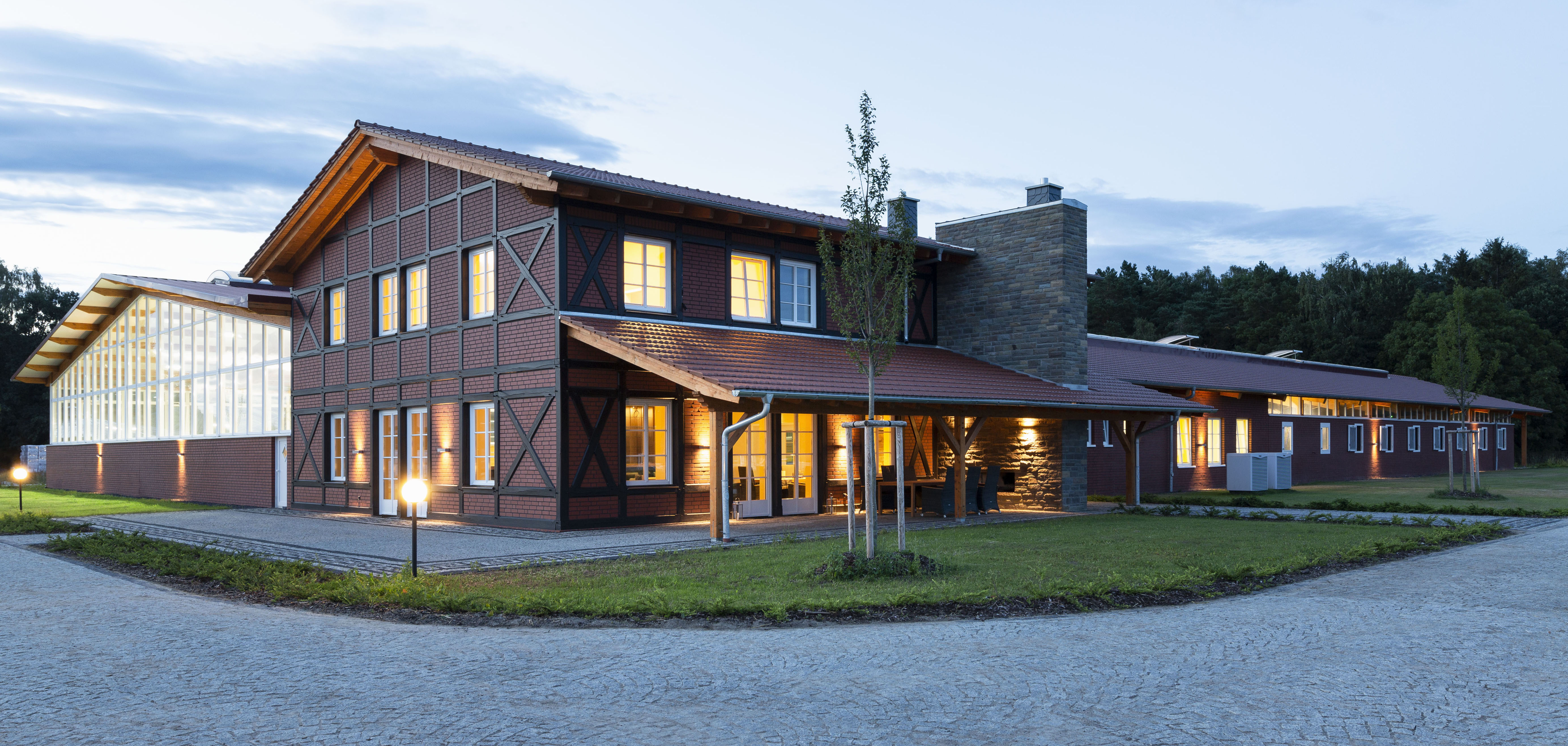 Gesamtobjekt Halle, Boxenstall casino, Bereiter-Wohnung von außen im Abendlicht. Foto: Chantal Wolf