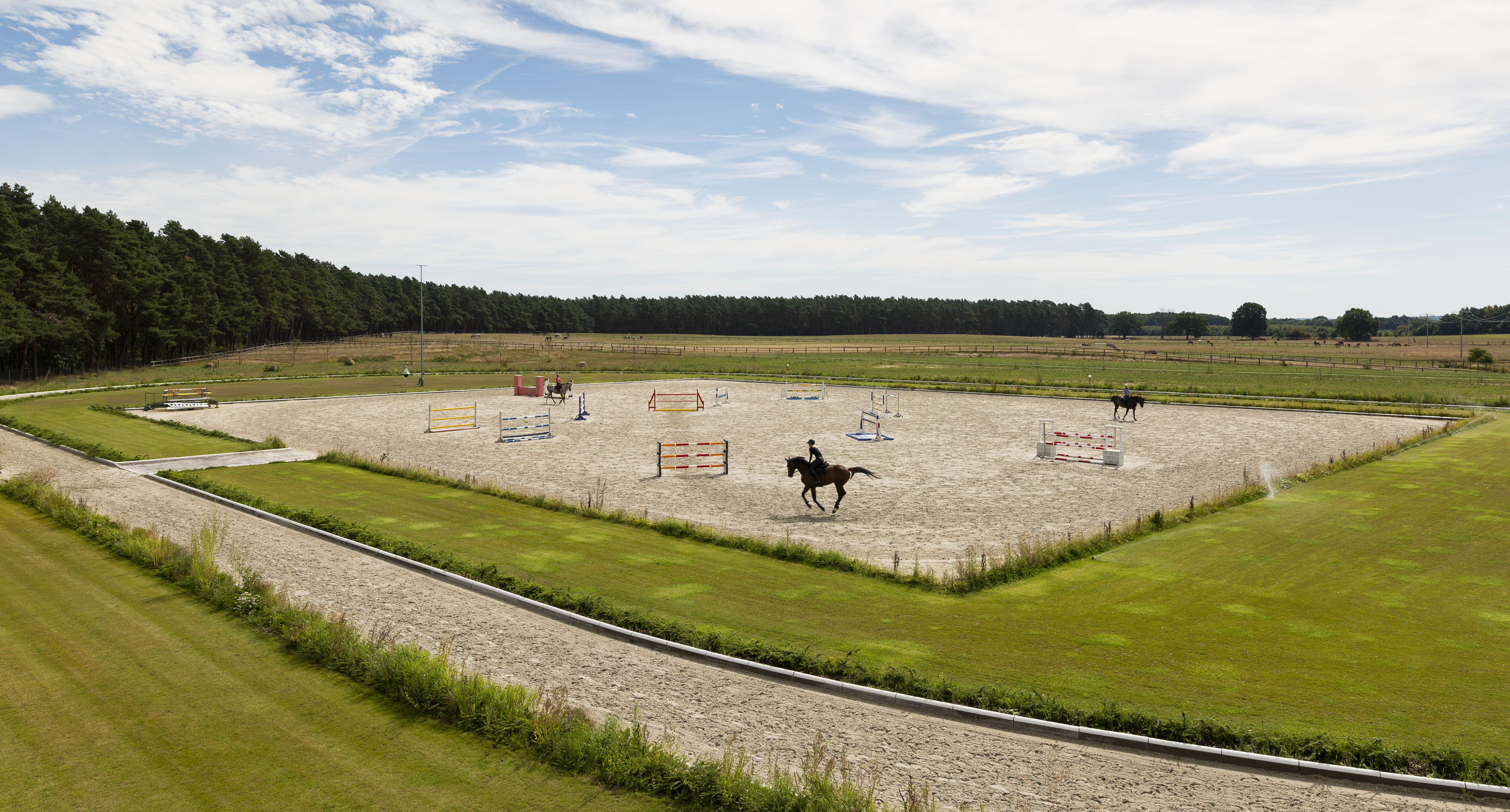 Der 60 x 75 Meter große Außenspringplatz mit Galoppierbahn. Alles mit Ebbe-Flut-Böden. Foto: Chantal Wolf
