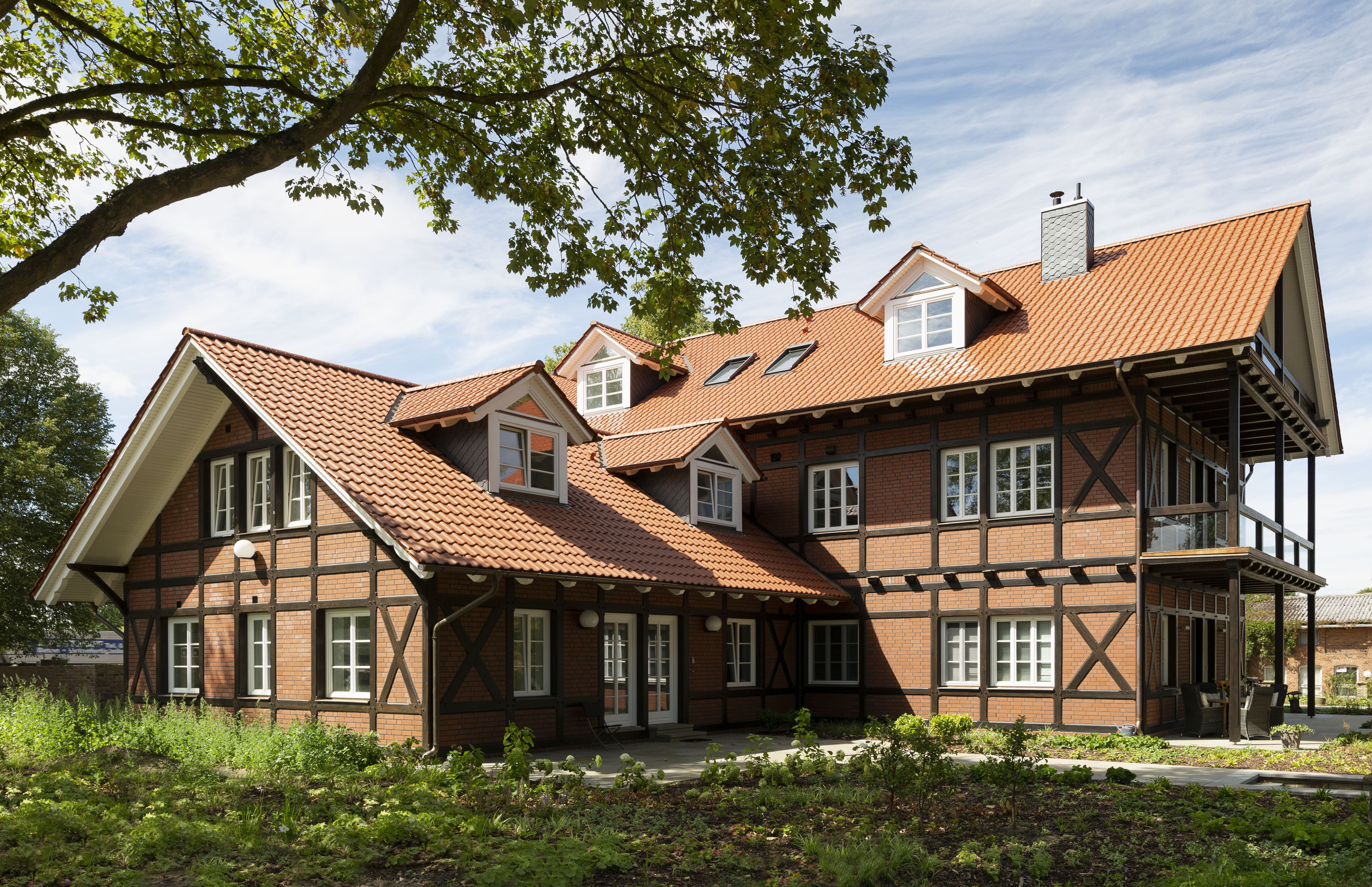 Das schmucke Wohnhaus der Chefin wurde im alten Fachwerkstil saniert und mit vier Einliegerwohnungen für Mitarbeiter oder Mieter erweitert. Foto: Chantal Wolf