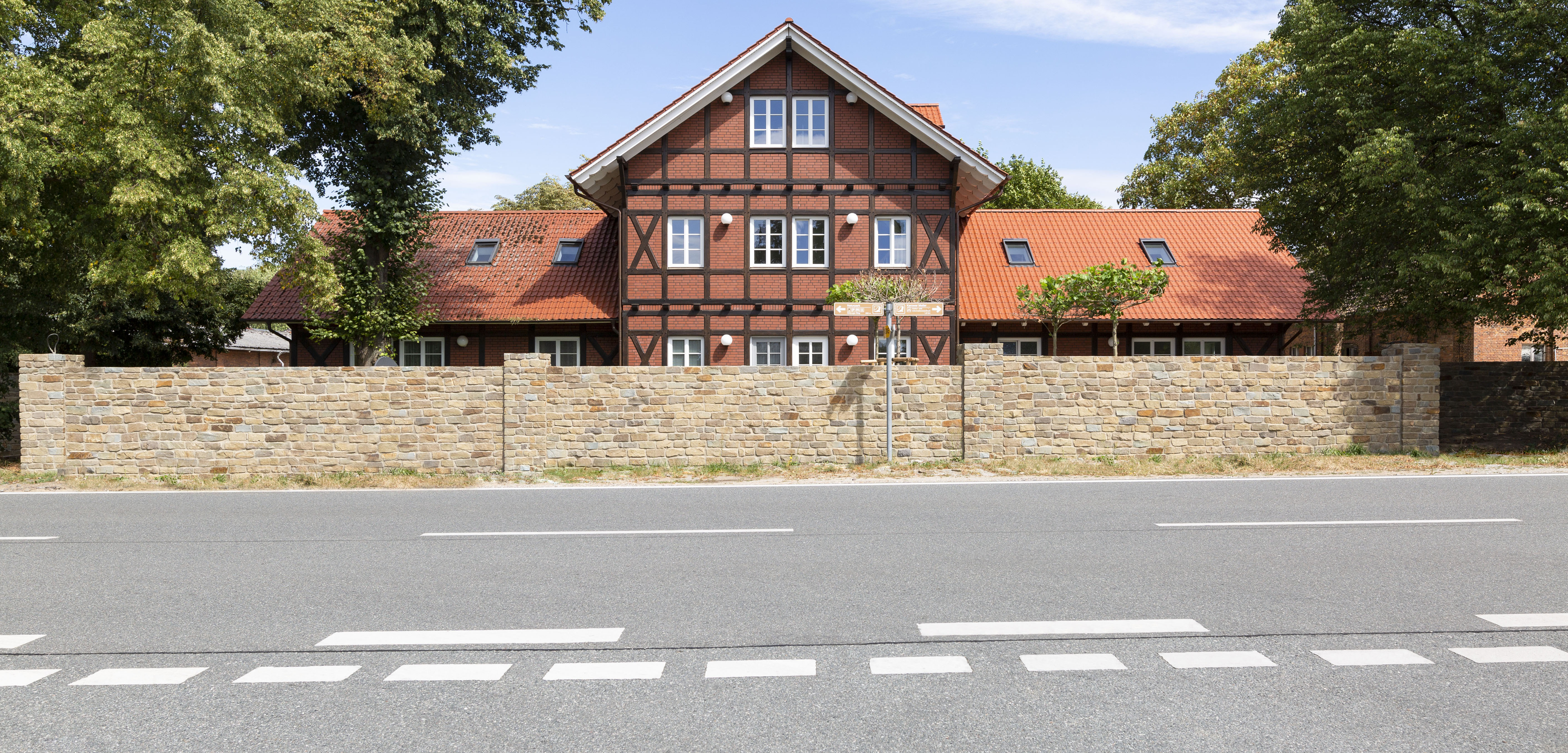 Das Wohnhaus liegt direkt an der Güstrower Chaussee und wird mit einer stilvollen Mauer und Natursteinen aus dem Rheinland, der Heimat von Sonja Osterberg, geschützt. Foto: Chantal Wolf 