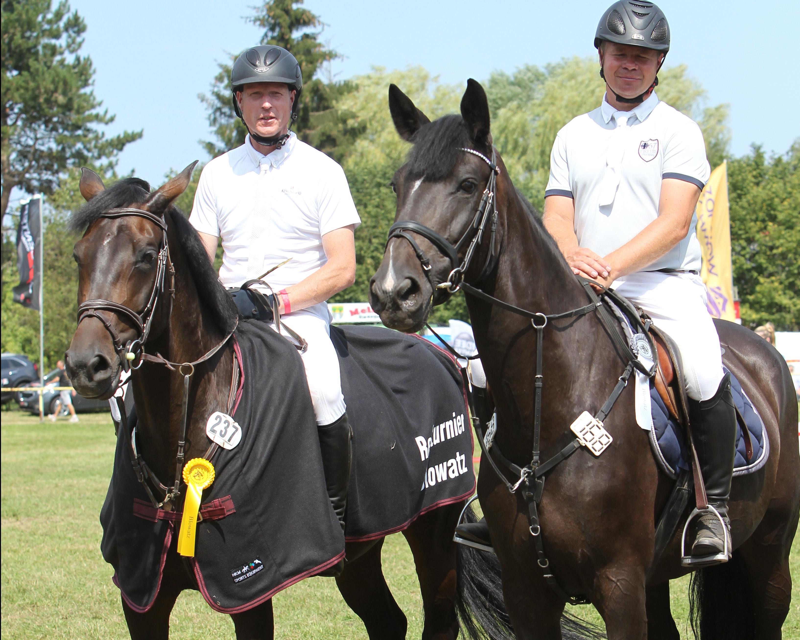 Die beiden 52-jährigen Gadebuscher Andreas Meyer (l.) und Michael Nagel führen die Rangliste im NWM-Springcup 2019 mit 50 bzw. 48 Punkten an und haben beim Finale vor heimischem Publikum in Gadebusch beide die Chance den Cup und die 500 Euro Preisgeld zu gewinnen. Das Foto zeigt sie bei der Siegerehrung des Wertungsspringens in Blowatz, wo Andreas Meyer vor Michael Nagel gewann. Foto: Jutta Wego