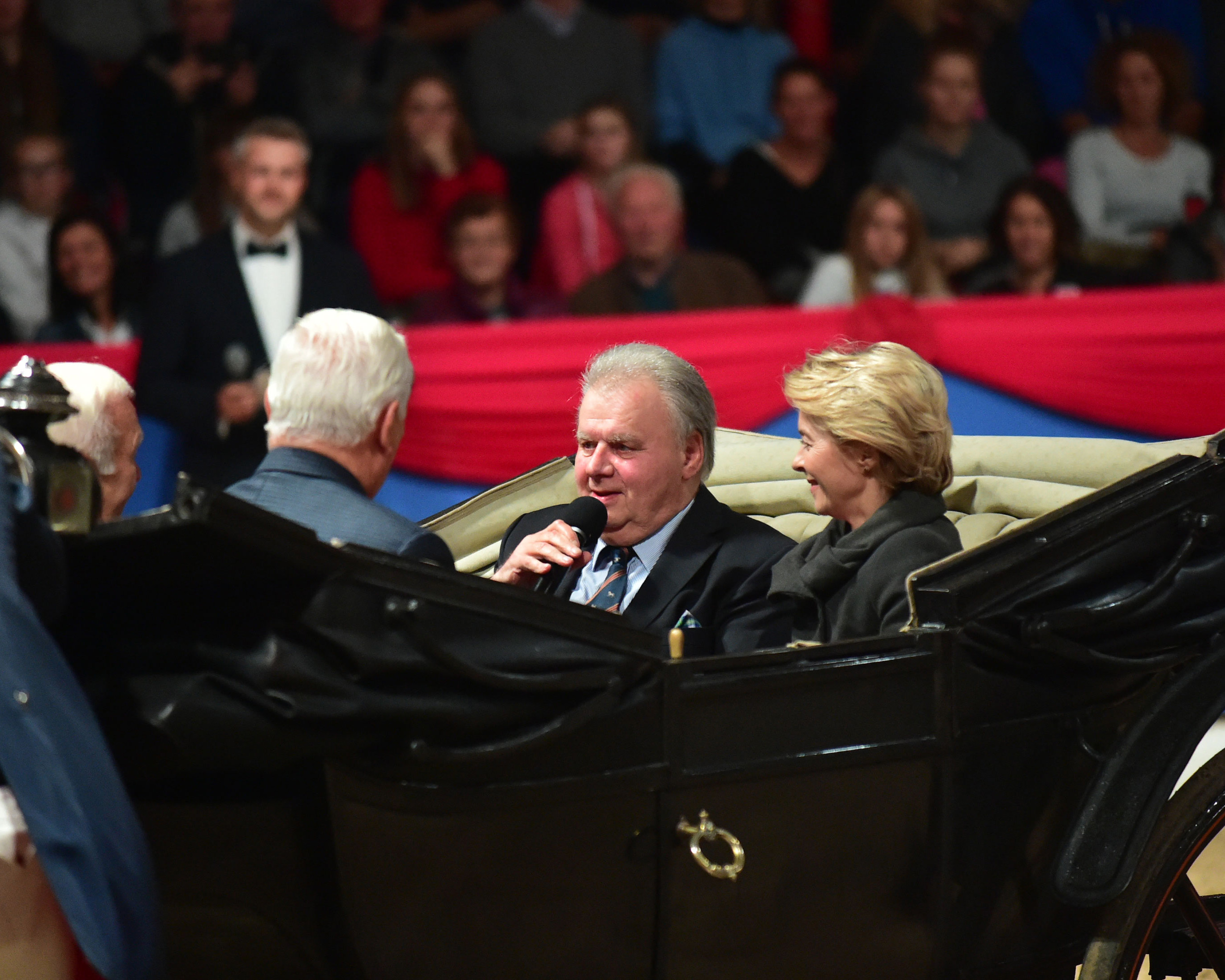 Heckmanns Jugendfreundin, die designierten EU-Präsidentin Ursula von der Leyen (r.), hielt eine emotionale Laudatio zu Ehren des 40-jährigen Auktionatorjubiläums von Uwe Heckmann. Dieser bedankte sich bei ihr und beim Publikum in einer Kutsche. Foto: Feldhaus