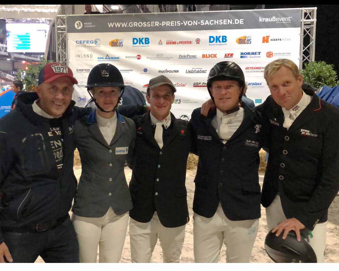 Zum dritten Mal hat das MV-Team das Mannschaftsspringen der Verbandsmannschaften beim „Großen Preis von Sachsen) gewonnen. V.r. André Thieme, Thomas Kleis, Christoph Lanske, Denise Svensson, Mannschaftsführer Heiko Schmidt. Foto: Pantel