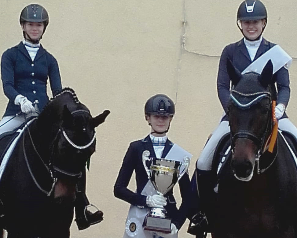 Siegerin Henriette-Lilli Scheibler (re), Drittplatzierte Caroline Lass (m) und Sechstplatzierte Carolina Romanowski (li) und der gemeinsame Mannschaftssieg beim Bernhard-von-Albedyll-Finale in Prussendorf 2019. Foto: Spierling