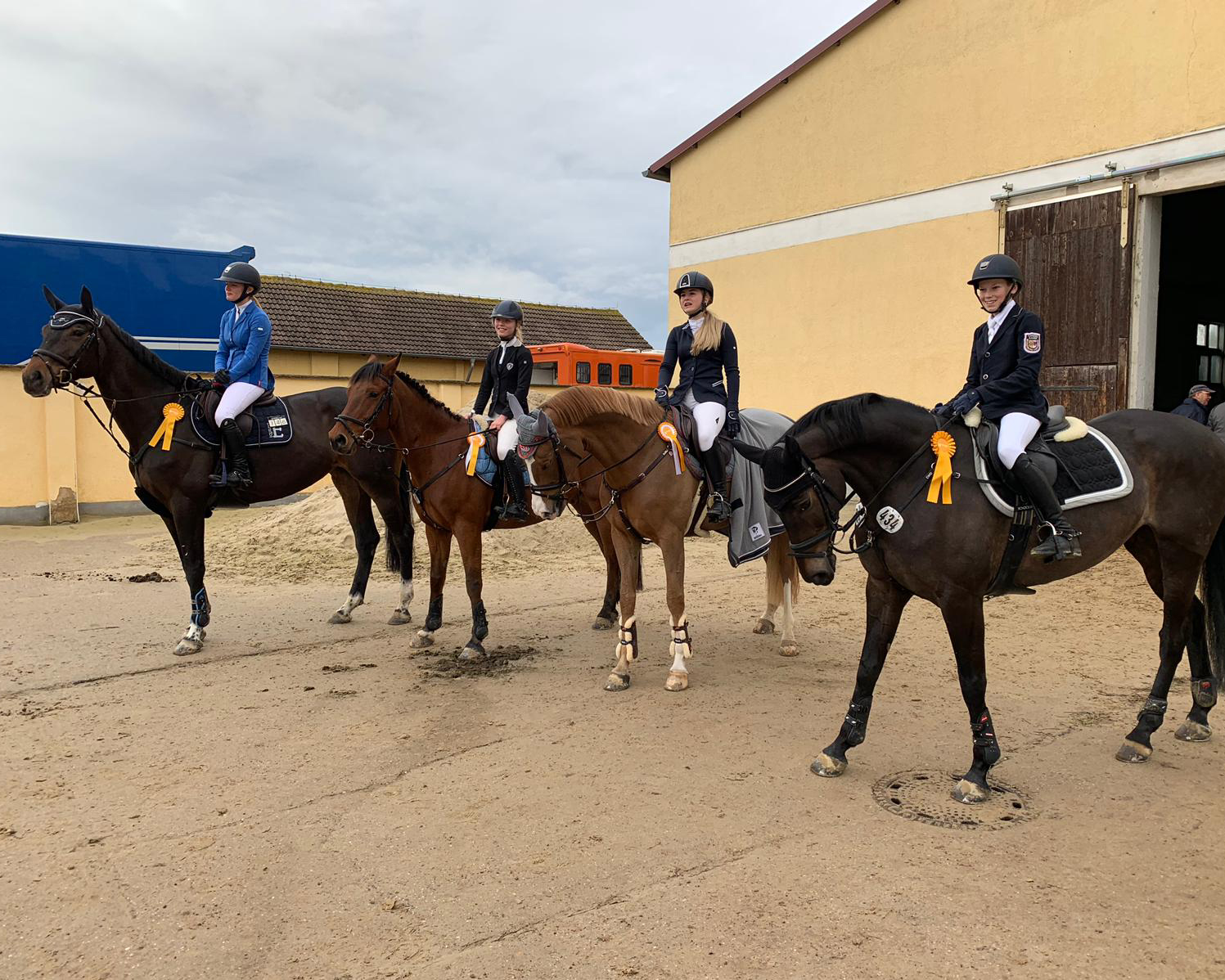Siegermannschaft im U16 Springen in Prussendorf 2019: v.l. Hendrik Greve, Jette Sophie Knabe, Emma Wiktor, Hermine Burchard. Foto: Familie Knabe