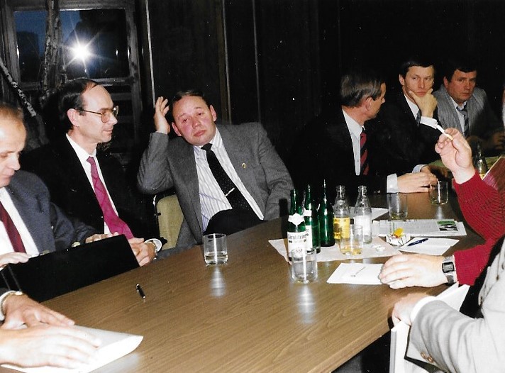 Eine der vielen Gesprächsrunden zur Erneuerung des DDR-Verbandes. Foto: H.J. Begall